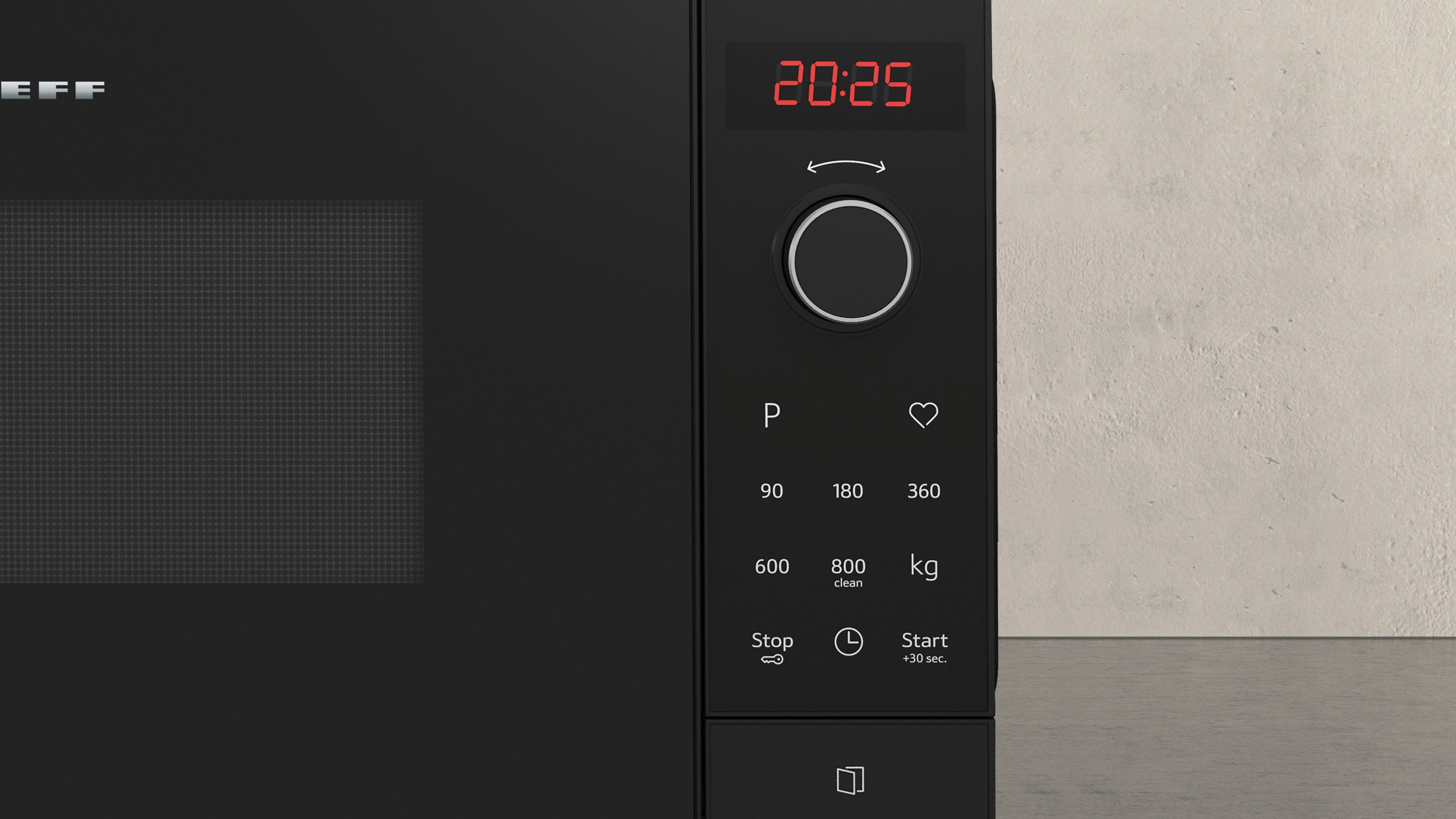 Primer plano de un horno microondas negro con una pantalla digital que muestra 20:25.