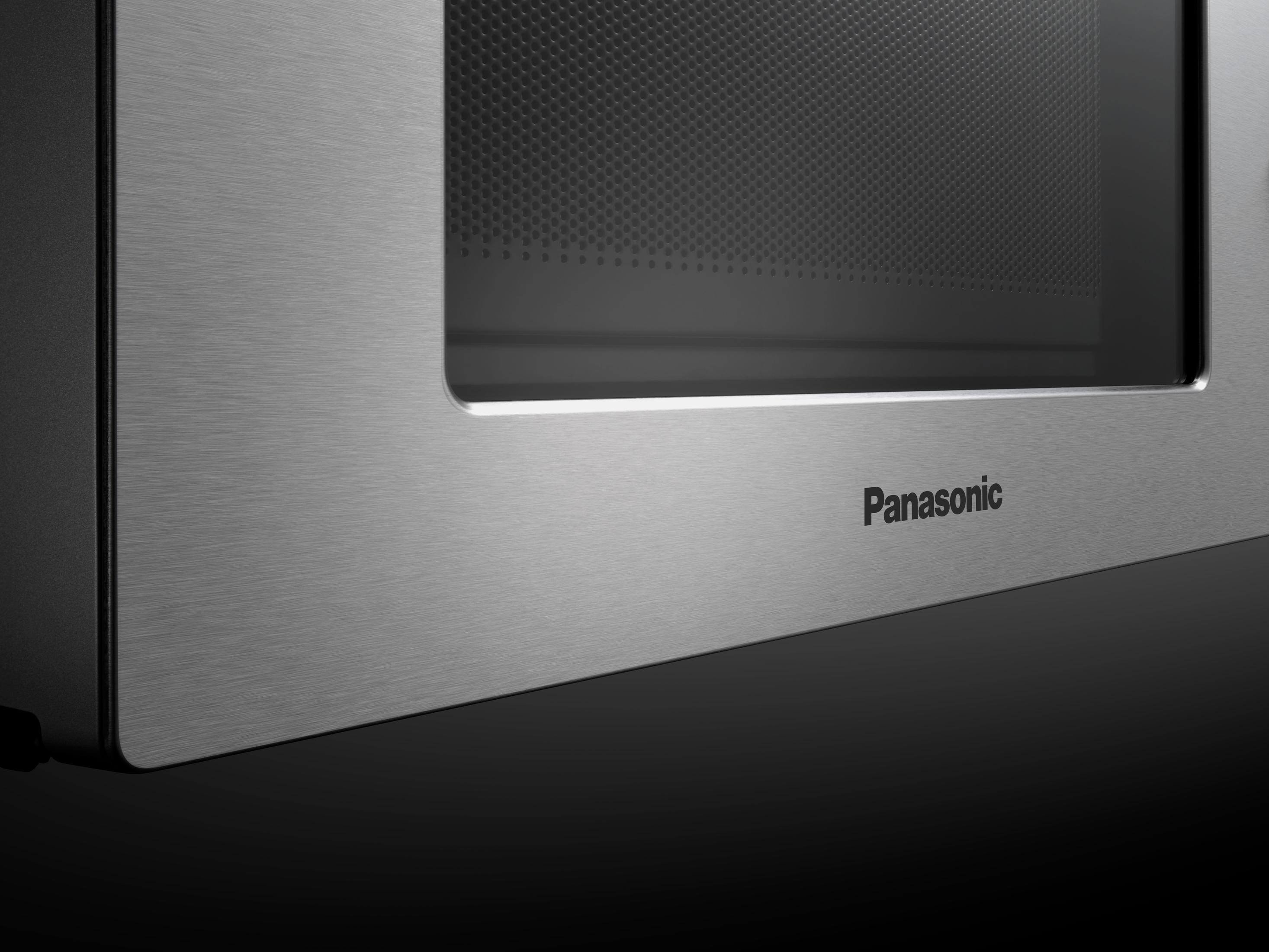 Nahaufnahme eines Panasonic-Mikrowellenherds, Edelstahl-Finish, schwarzer Hintergrund.