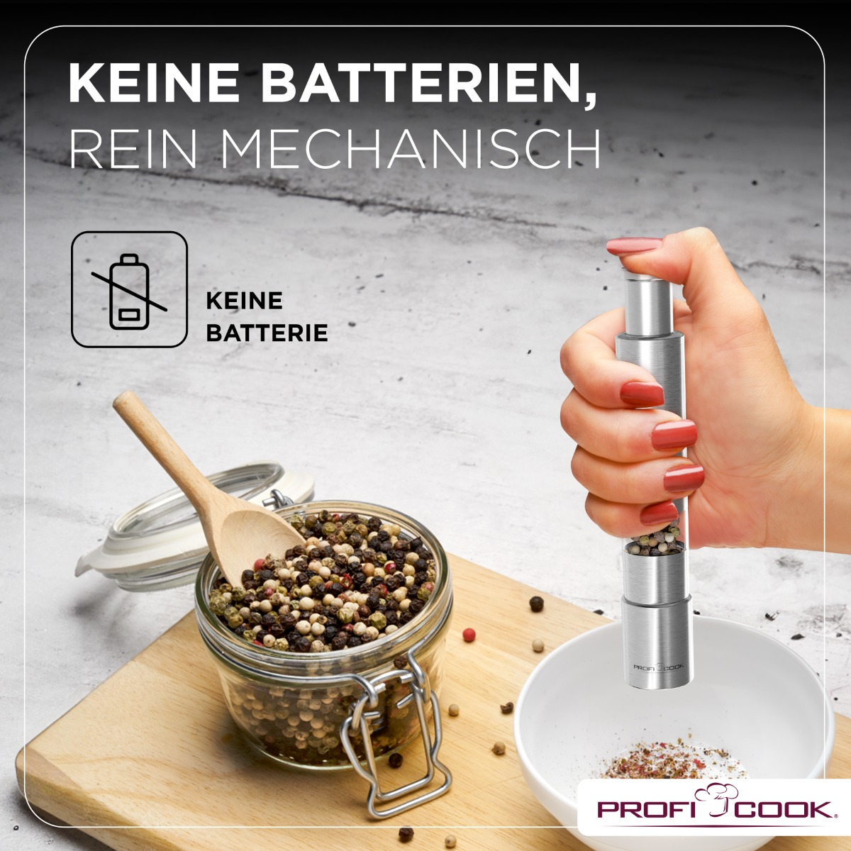 Młynek do pieprzu z ziarnami pieprzu. Widoczna jest również drewniana łyżka i miska z mielonym pieprzem.