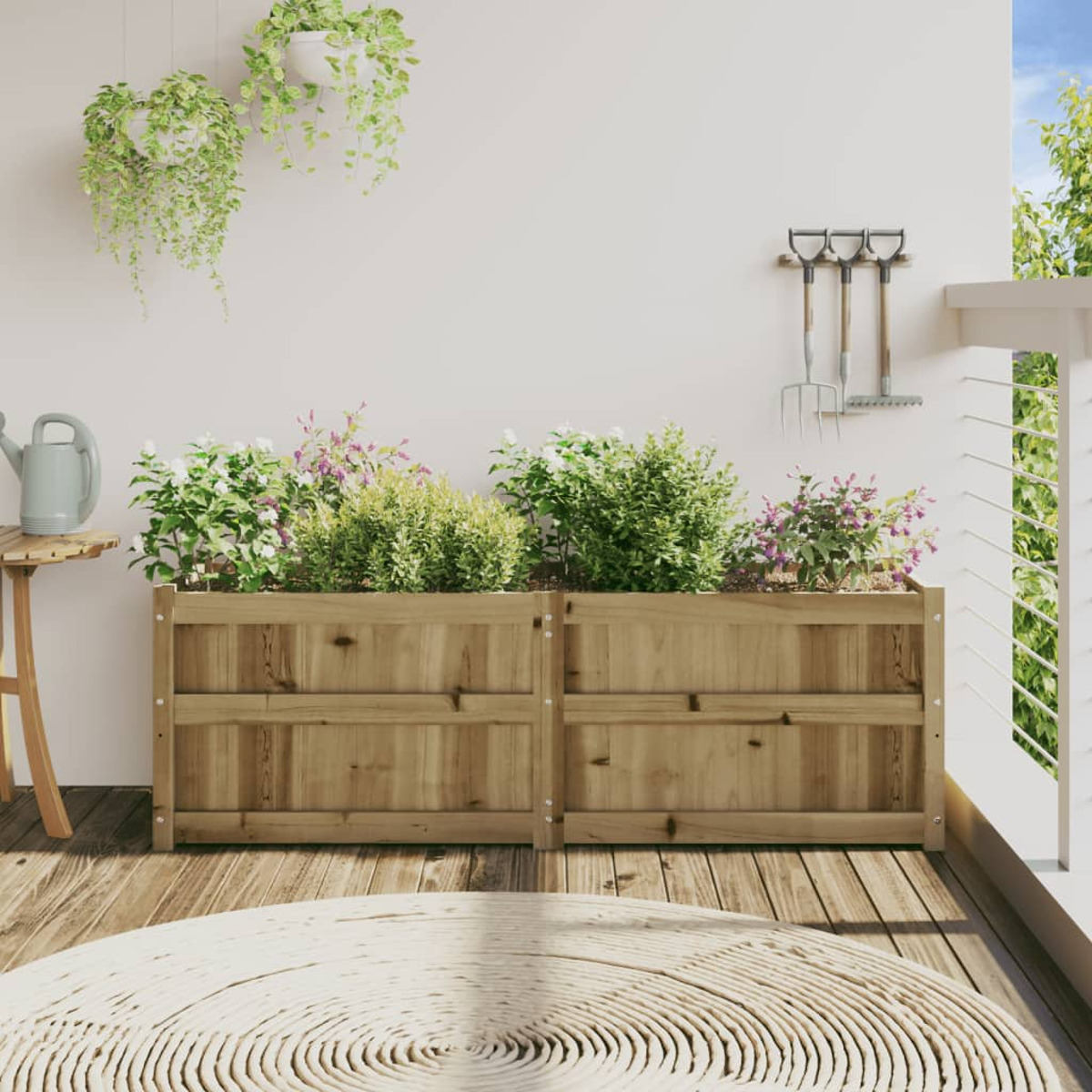 Zwei hölzerne Pflanzkästen mit Pflanzen auf einem Deck, mit Hängepflanzen, Werkzeugen und einer weißen Wand.