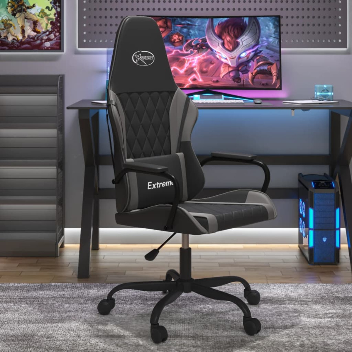 Gaming-Stuhl in einem Raum. Graue und schwarze Farben. Schreibtisch, Computer und Kunstwerk im Hintergrund.