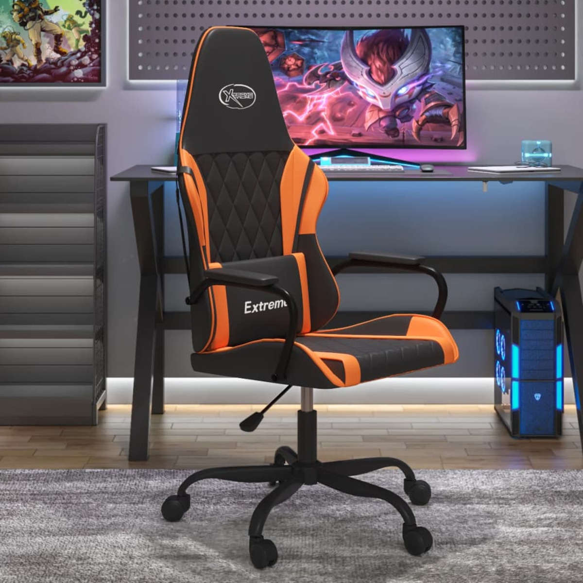 Schwarzer und orangefarbener Gaming-Stuhl. Der Stuhl steht vor einem Schreibtisch mit einem Computer.