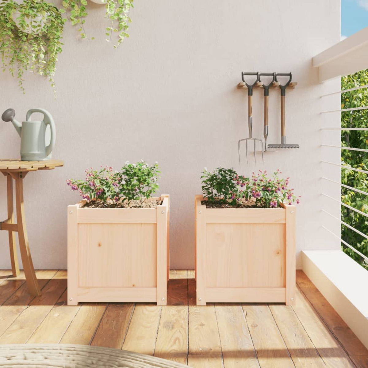 Holzbalkon mit zwei quadratischen Pflanzkästen mit Pflanzen und Gartengeräten an der Wand.