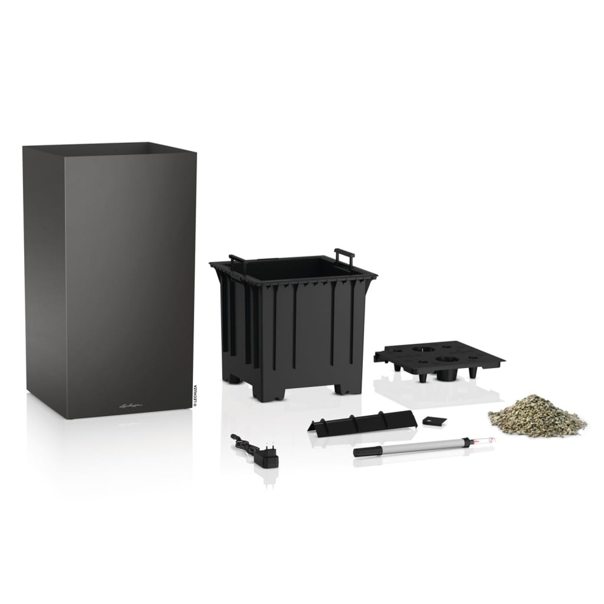 Une jardinière noire avec les composants pour l'assemblage. Comprend un conteneur interne noir.