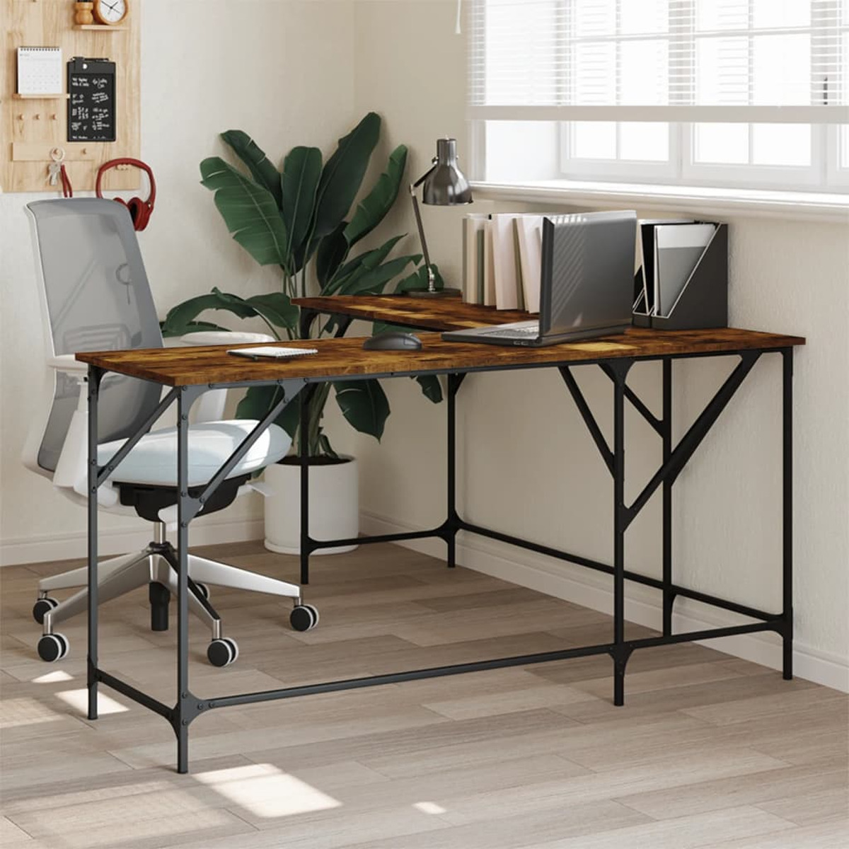 Ein Büro mit Schreibtisch, Laptop und Bürostuhl.
