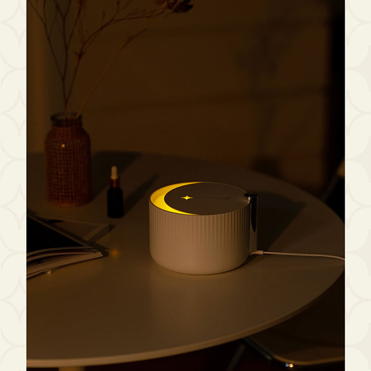 Weiße Nachttischlampe mit Mondform. Ein dunkler Raum mit einem Tisch und einer Vase.