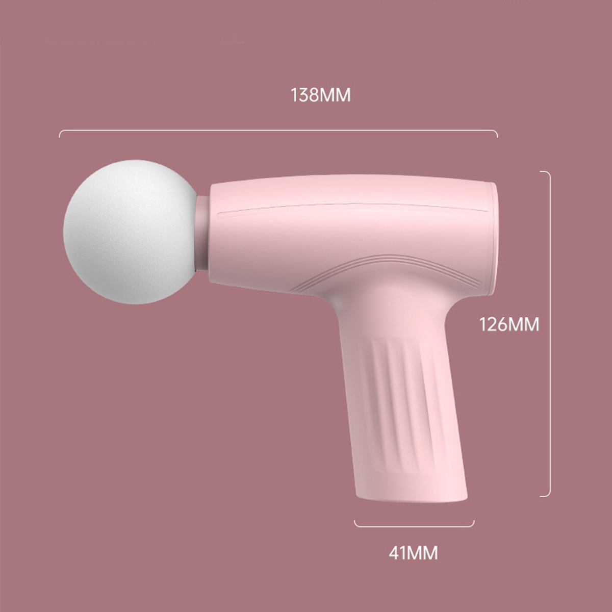 Pinke Massagepistole mit Abmessungen. Sie hat einen weißen Kugelaufsatz und befindet sich auf einer pinken Oberfläche.