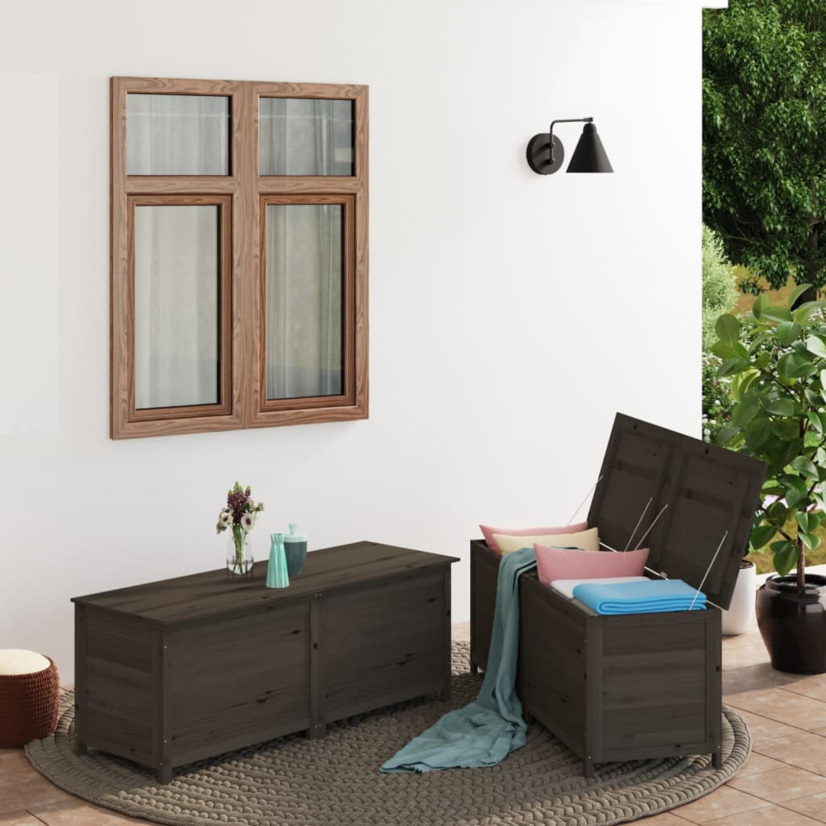 Szene im Freien mit zwei Holzaufbewahrungskisten, einem Fenster und einer Pflanze. Weiße Wand und Teppich.