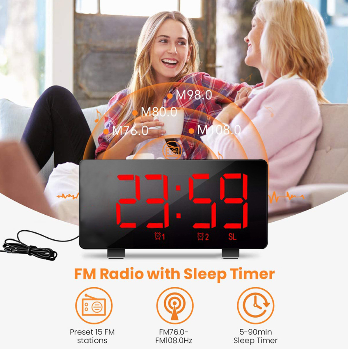 Digitaluhr mit UKW-Radio und Sleep-Timer, im Hintergrund lächeln zwei Frauen.