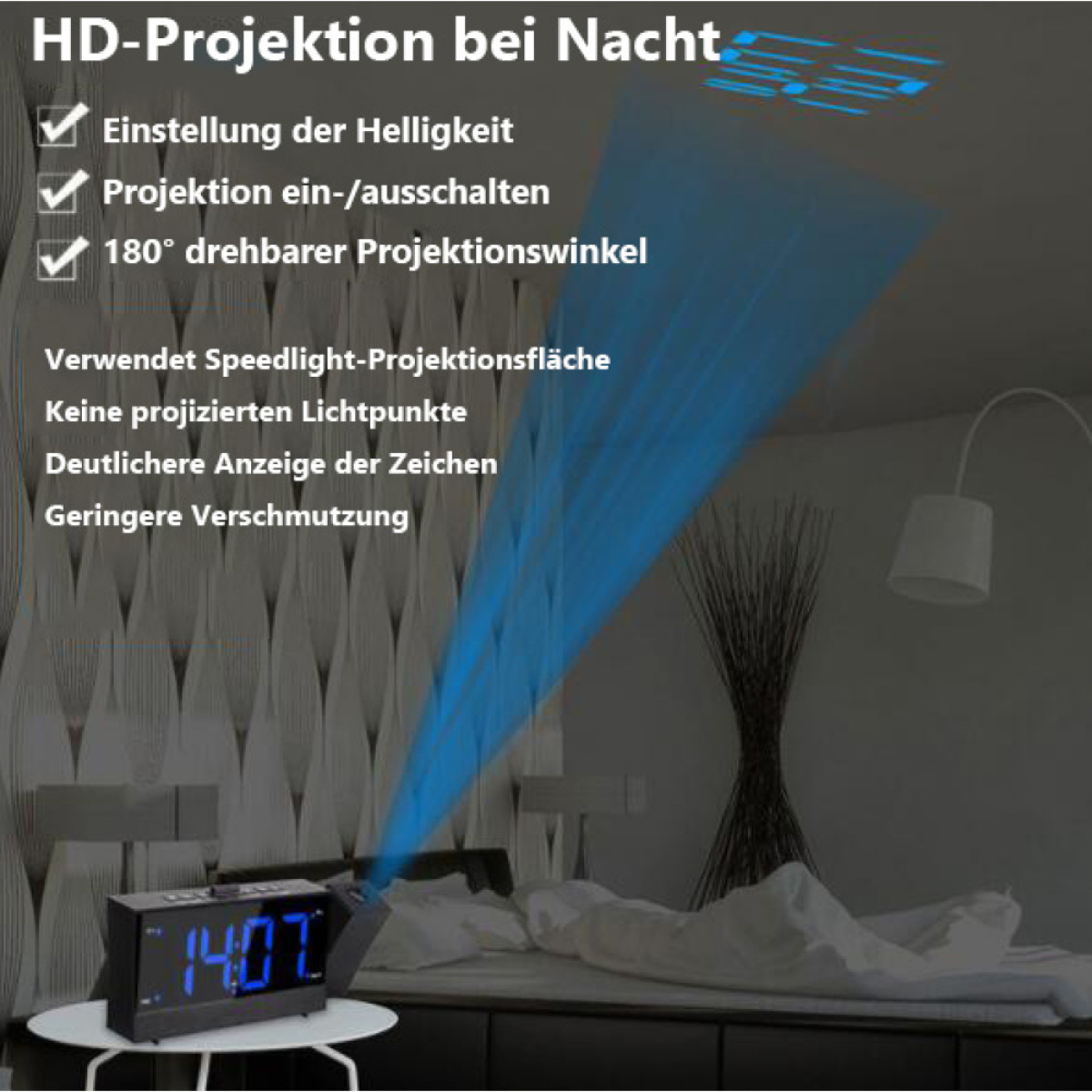 Digitaluhr, die die Zeit auf ein Bett projiziert, 14:07 anzeigend, Text auf Deutsch.