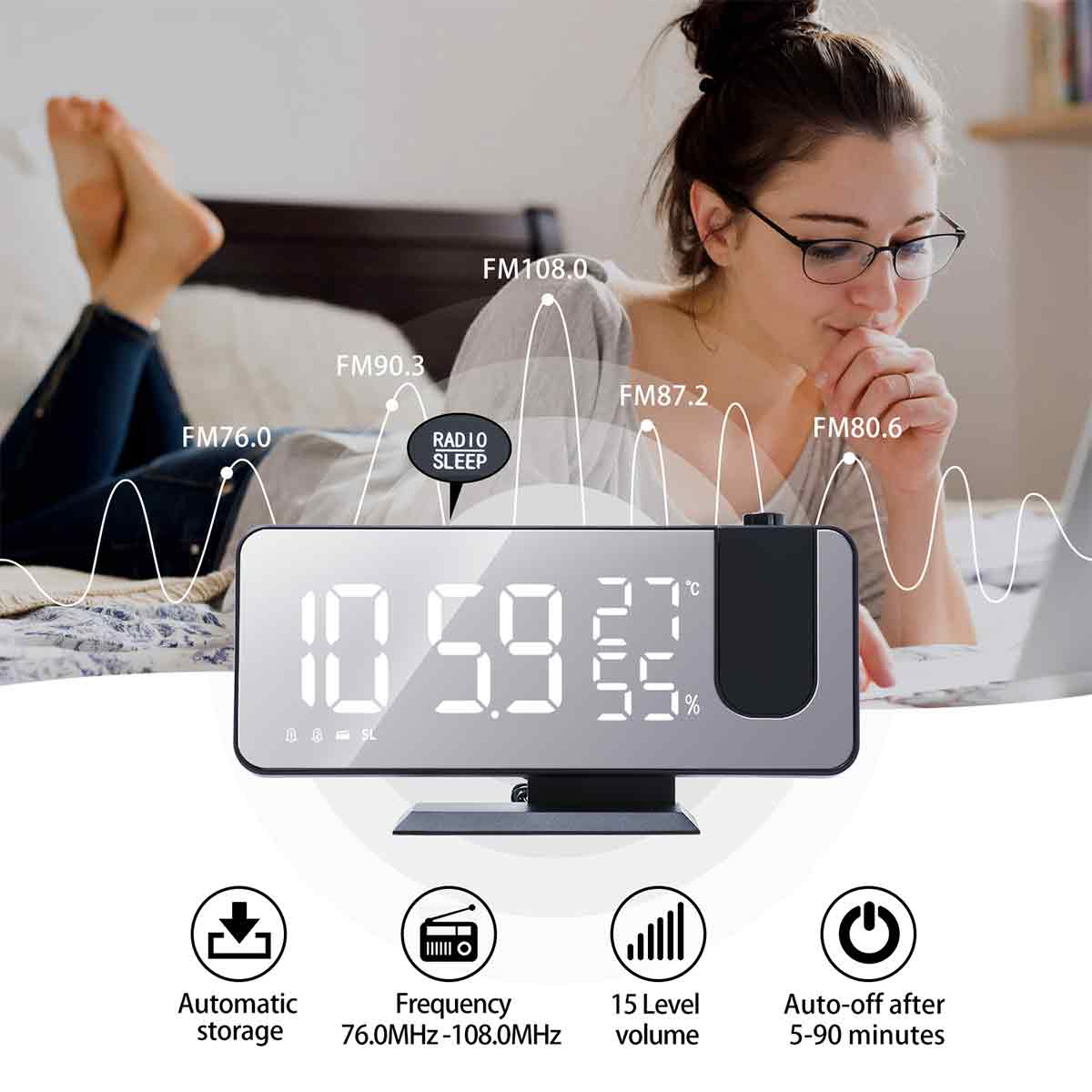 Digitaluhr mit Radio- und Schlaffunktionen. Im Hintergrund liegt eine Frau auf einem Bett.