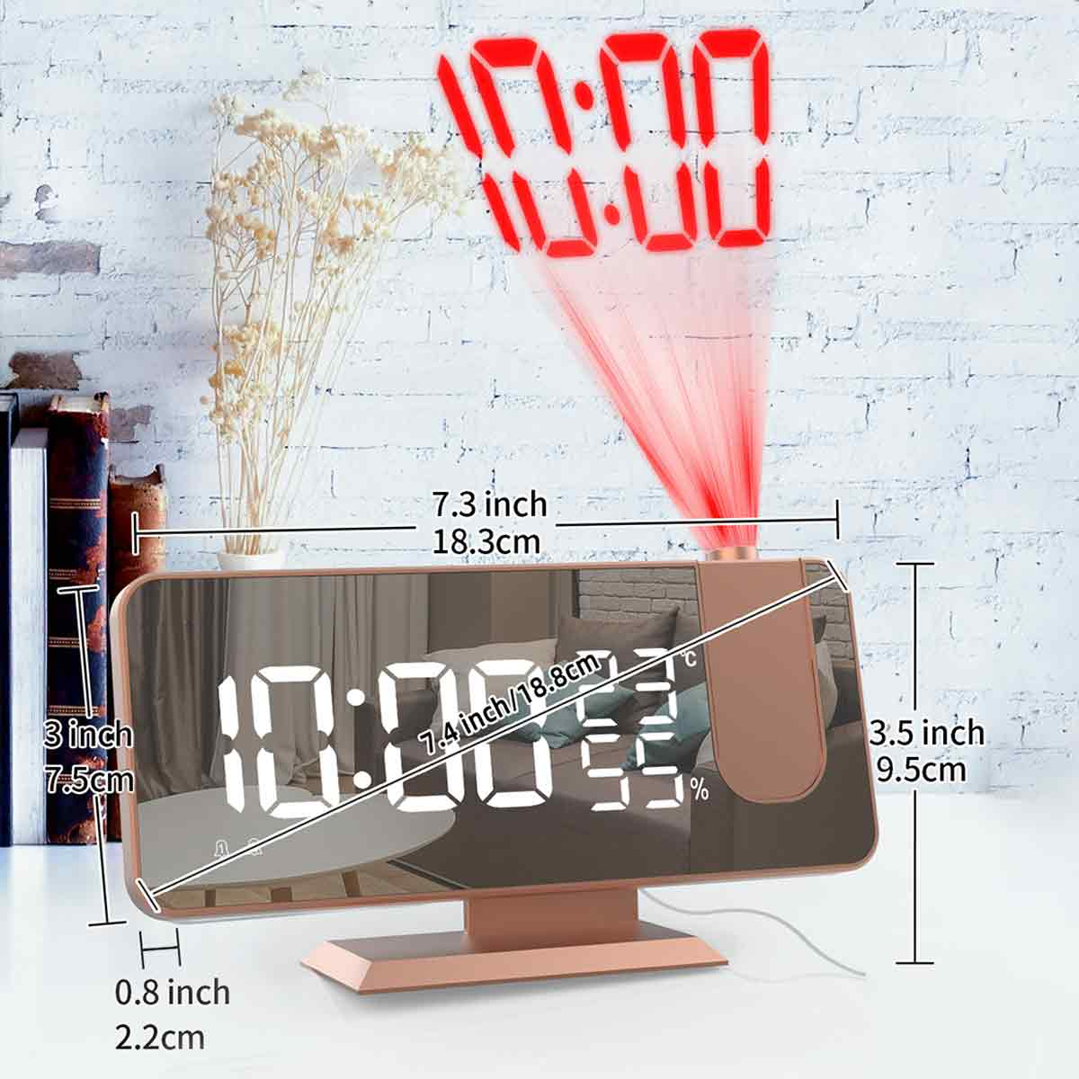 Ein digitaler Wecker zeigt 10:00 Uhr an. Er projiziert die Zeit an die Wand. Abmessungen sind angegeben.
