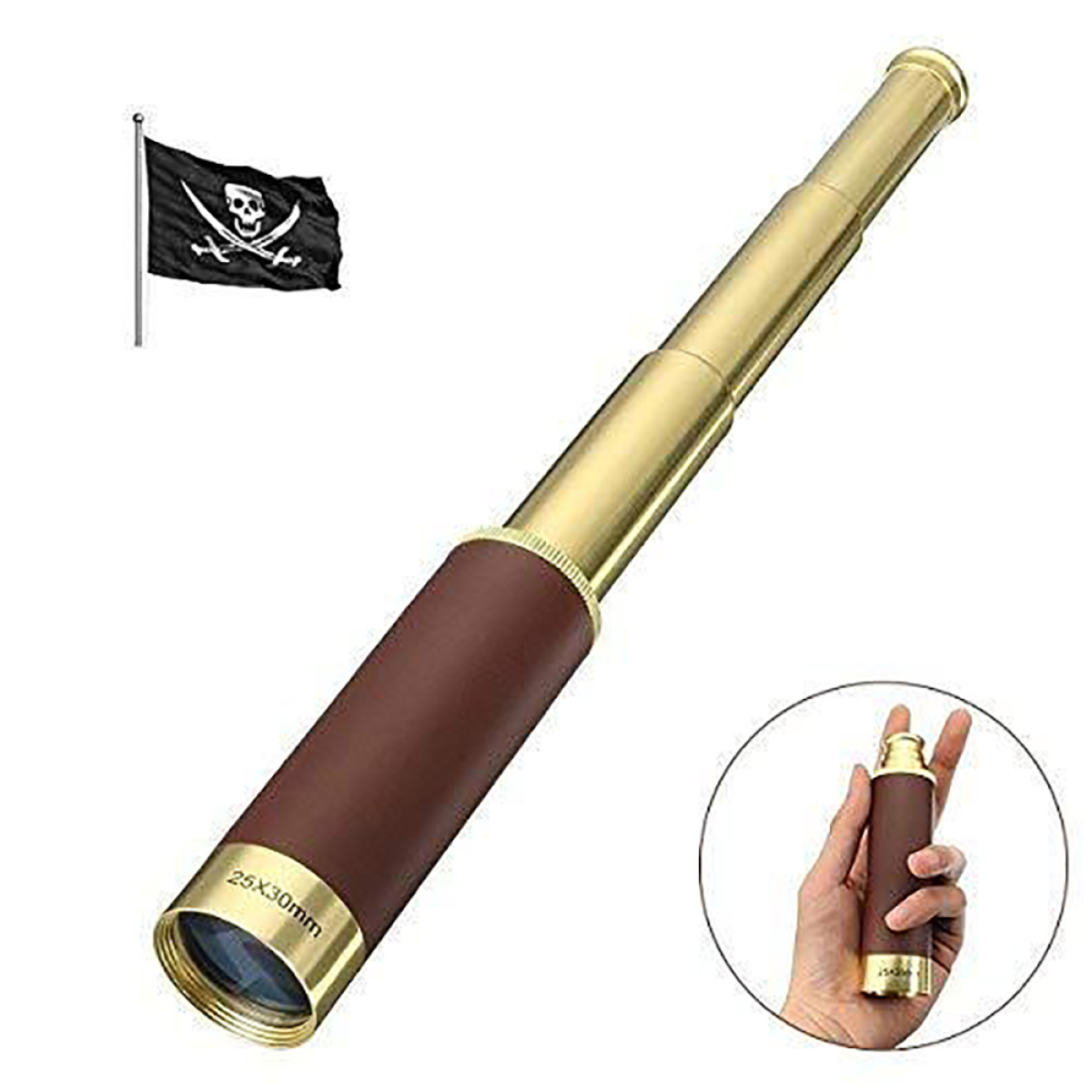 Ein Messing-Teleskop mit braunem Griff, mit Piratenflagge im Hintergrund und kleine Hand, die es hält.