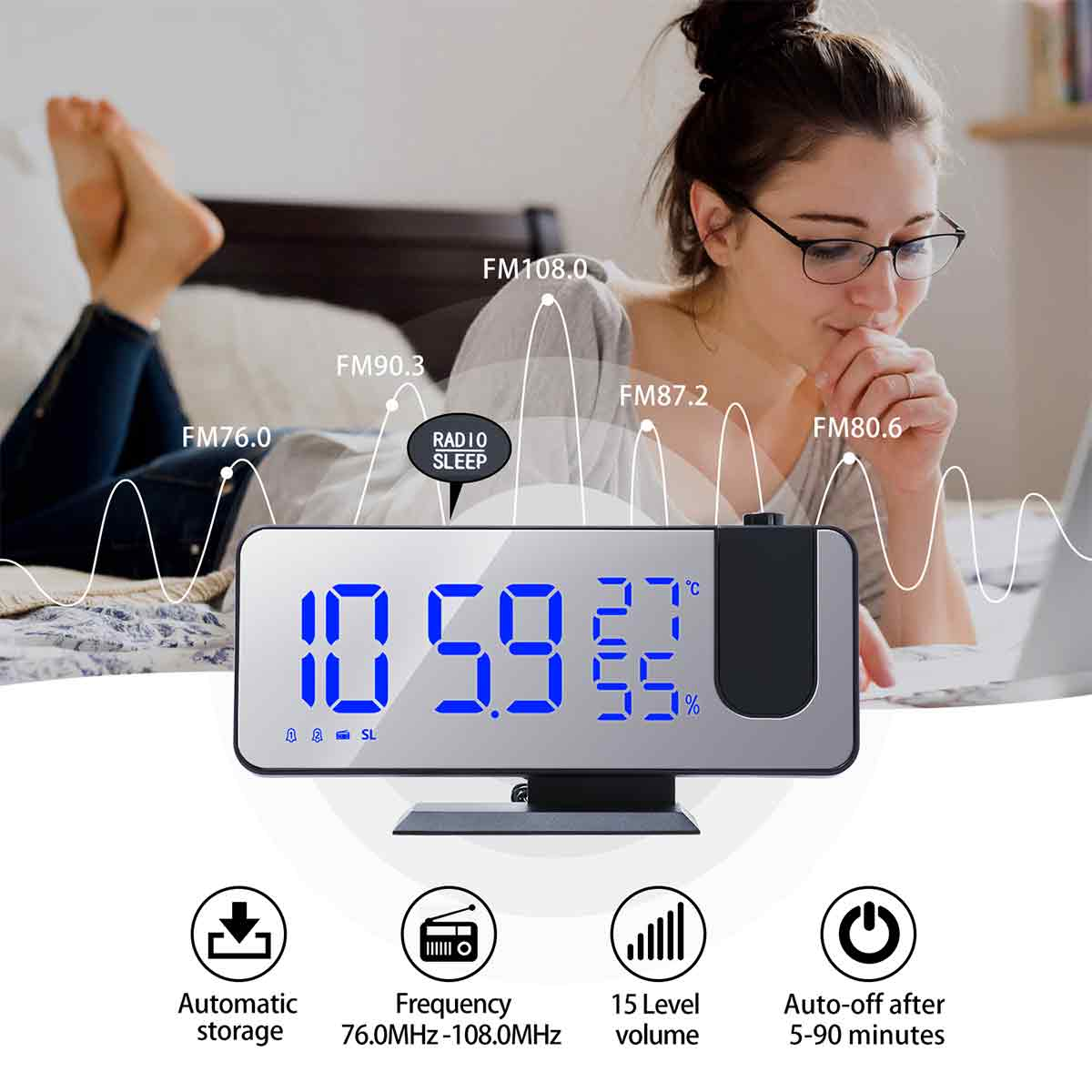 Digitaler Wecker mit Projektor und Frau im Bett. Uhr zeigt Zeit, Temperatur und UKW-Frequenzen.