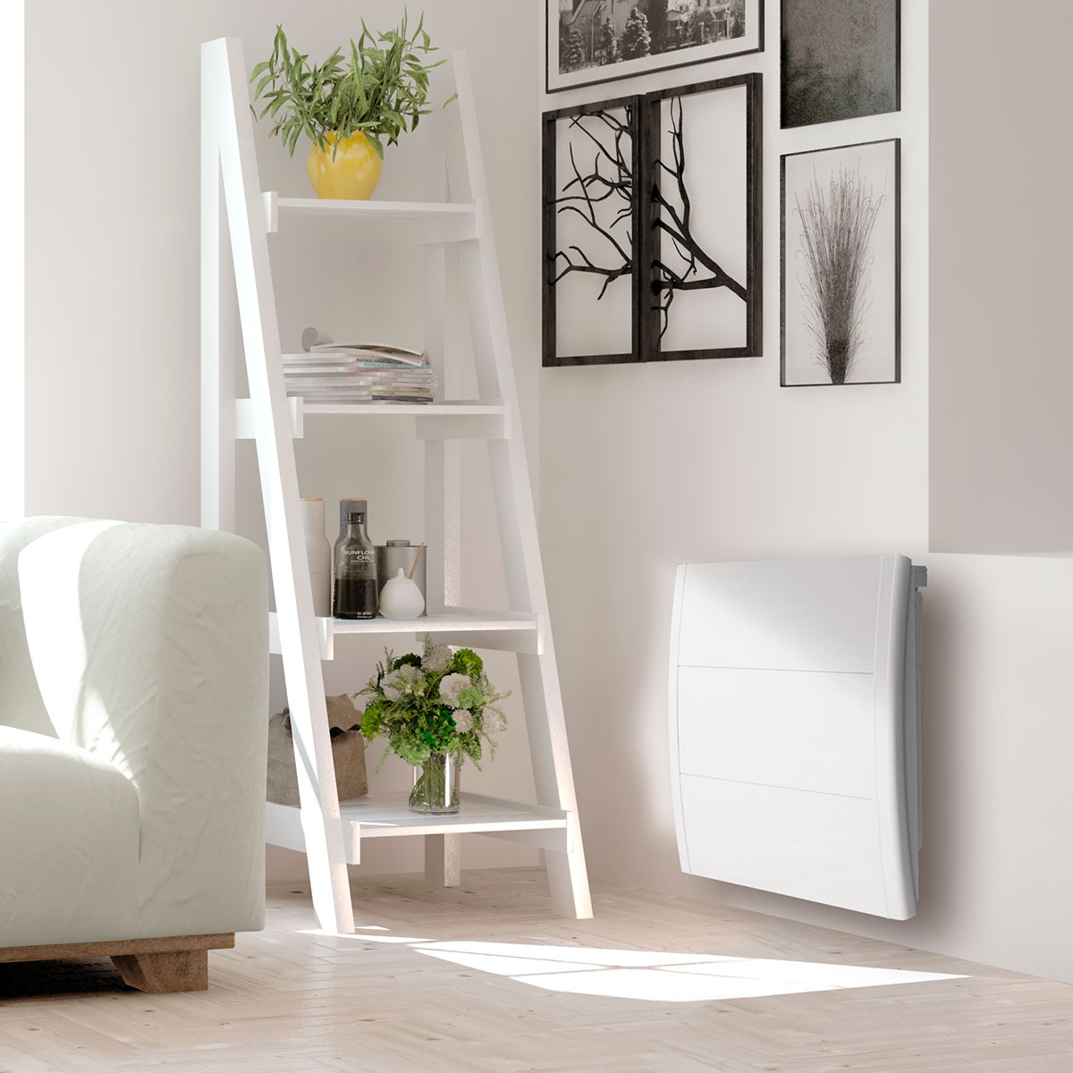 Una habitación blanca con una estantería de escalera blanca, un sofá y un calefactor de pared. Hay obras de arte y plantas.