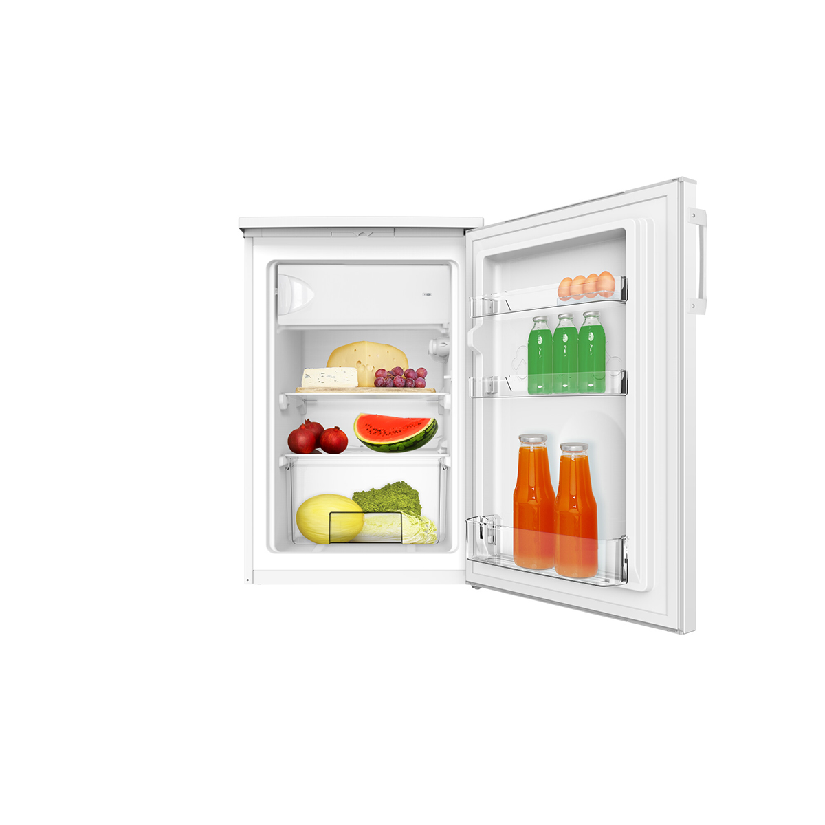 Ein weißer Kühlschrank mit offener Tür, die Regale mit Speisen und Getränken zeigt.