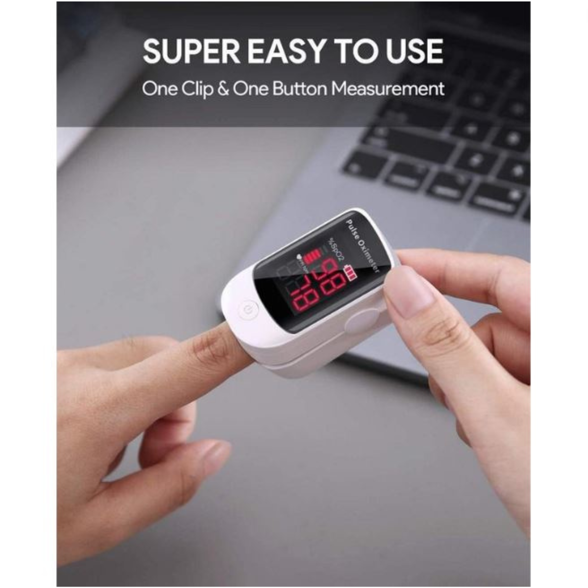 Pulsoximeter am Finger, zeigt Werte. Mit Knopf und Display mit Zahlen.