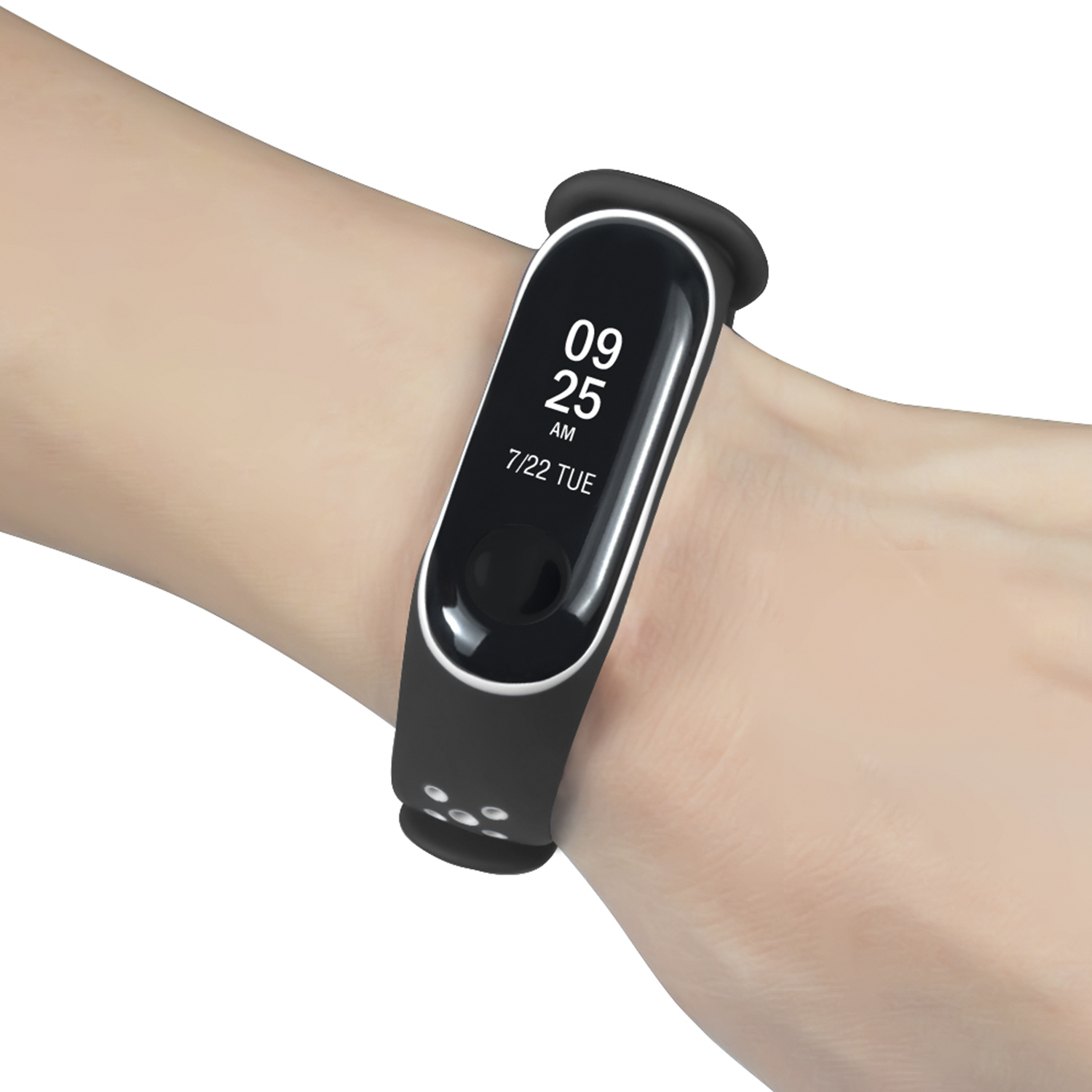 Polso con smartwatch nero. Visualizza data e ora: 09/25, 7/22 Mar.