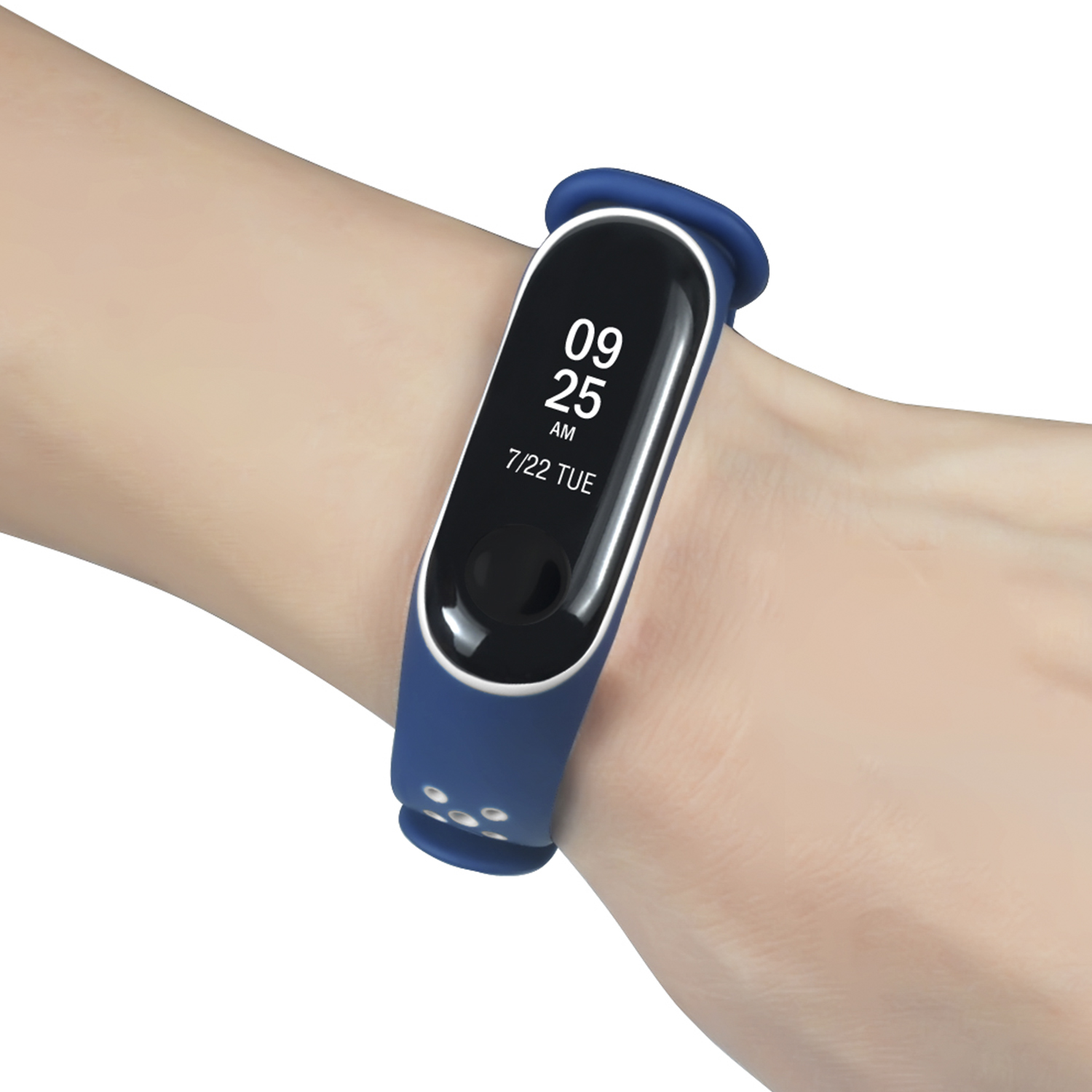 Polso con uno smartwatch blu che mostra data e ora.