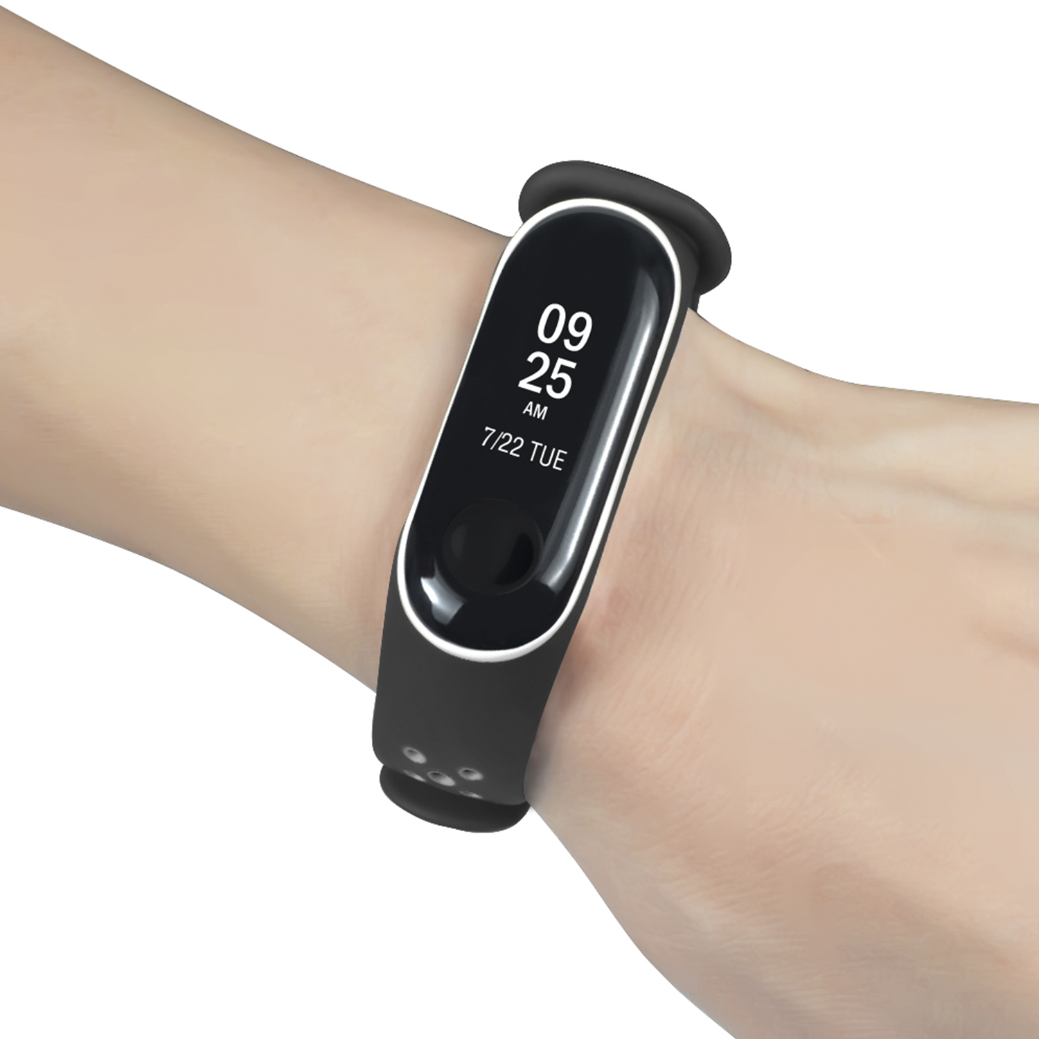 Un polso con un braccialetto fitness nero che mostra l'ora e la data.