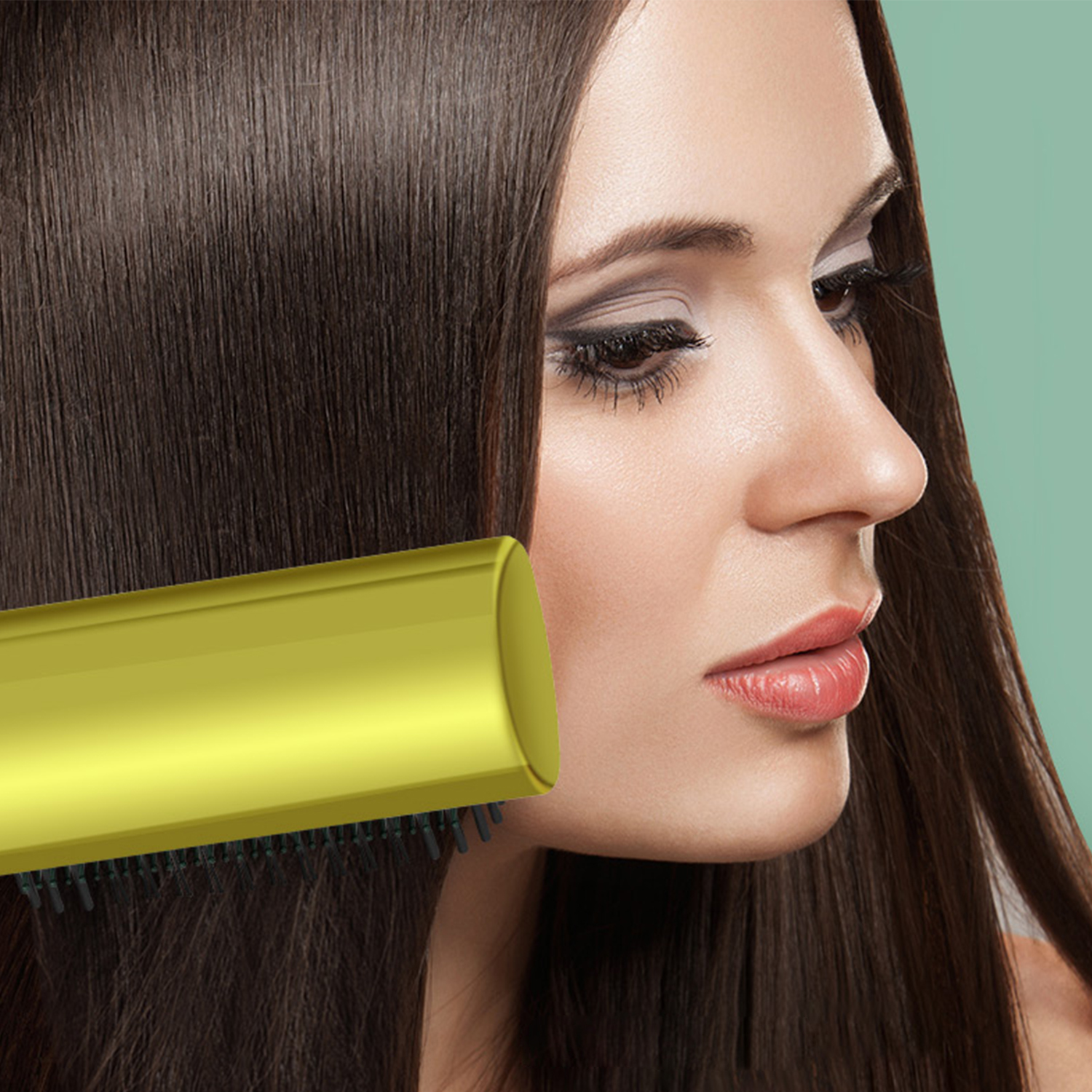 Una donna si sistema i suoi lunghi capelli castani con una spazzola gialla.