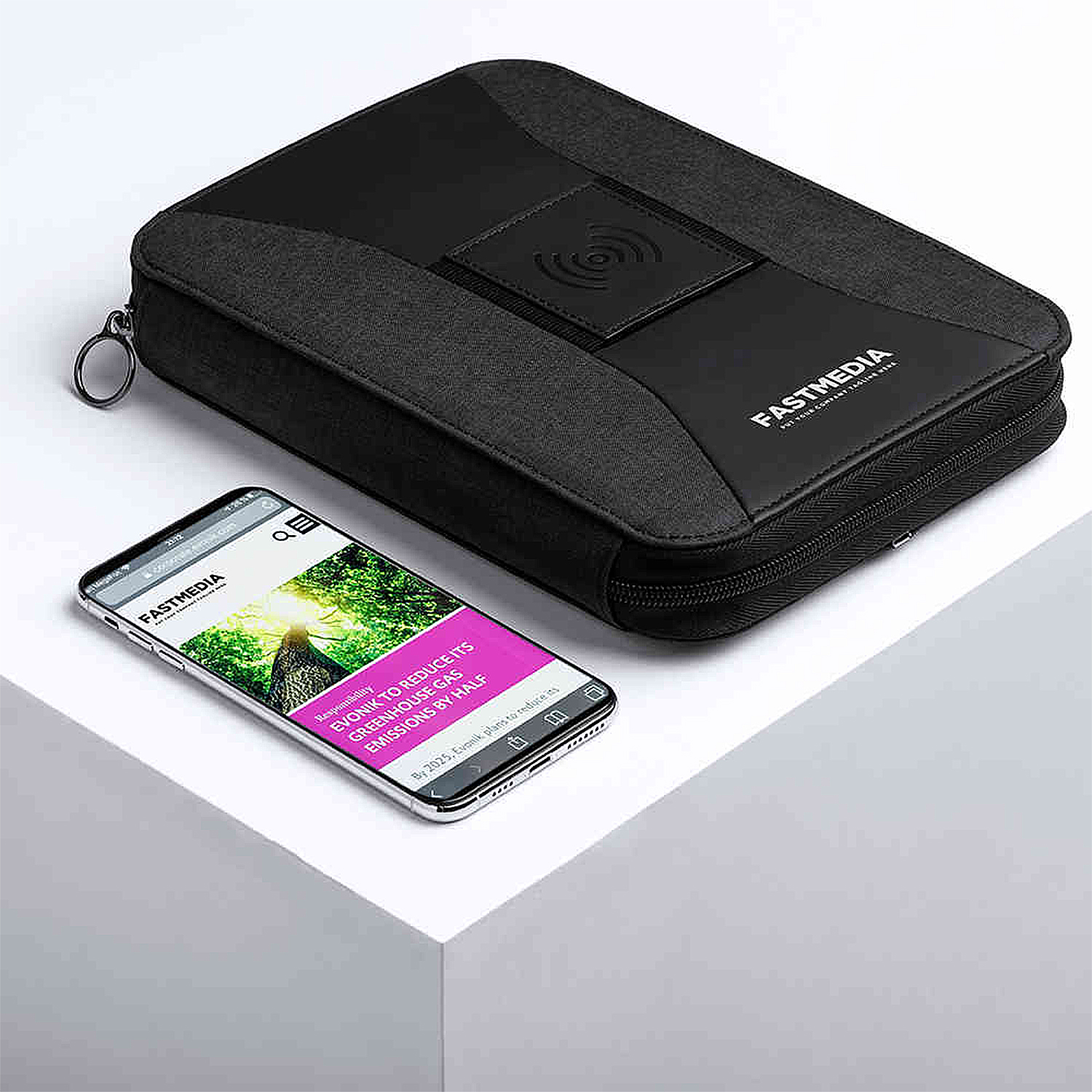 Funda tecnológica negra con smartphone y logotipo de carga inalámbrica.