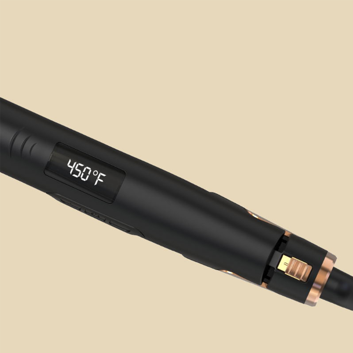 Nahaufnahme eines schwarzen Haarstyling-Tools, das die Temperaturanzeige von 450°F zeigt.