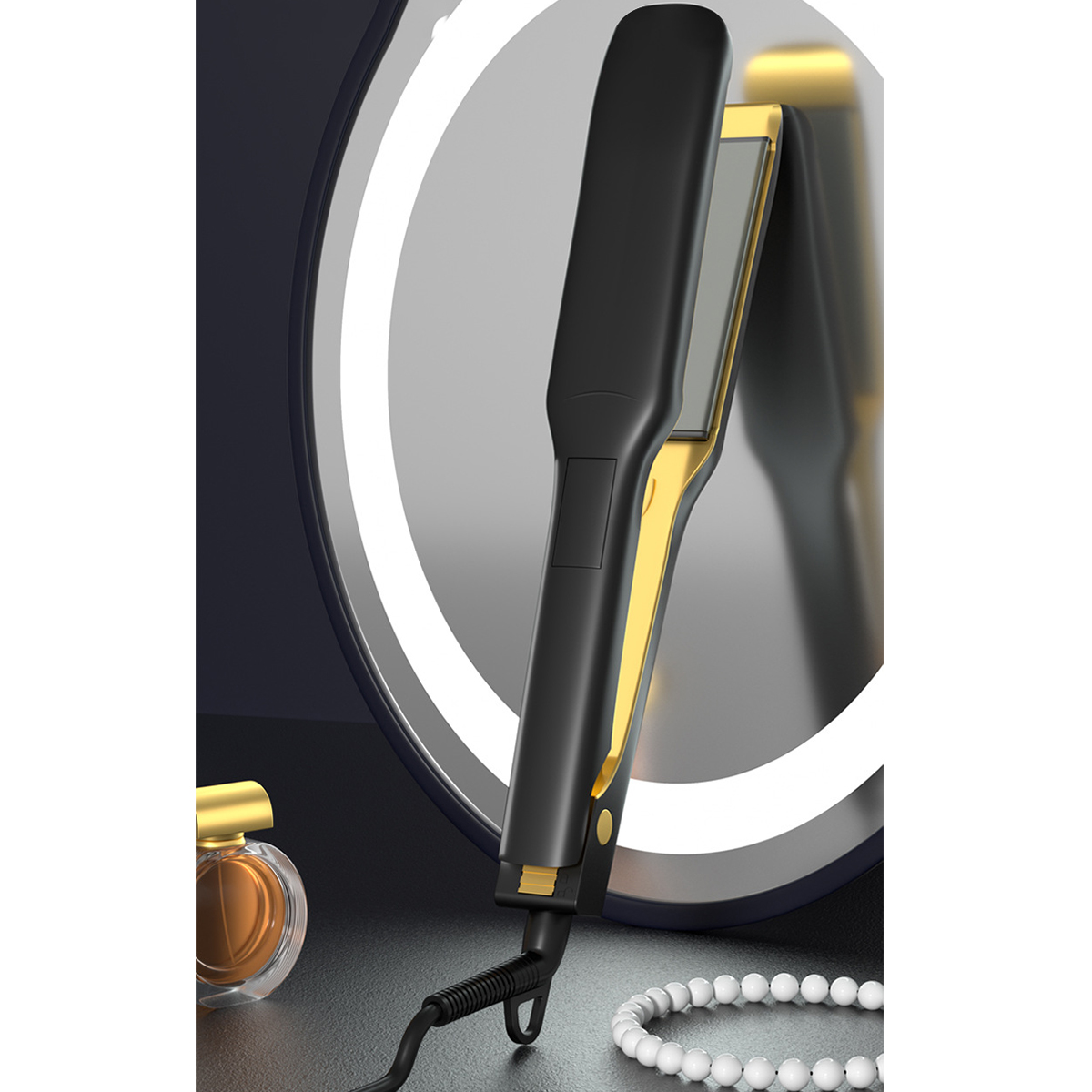 Ein schwarzer und goldener Haarglätter mit Kabel. Es befindet sich vor einem Spiegel.