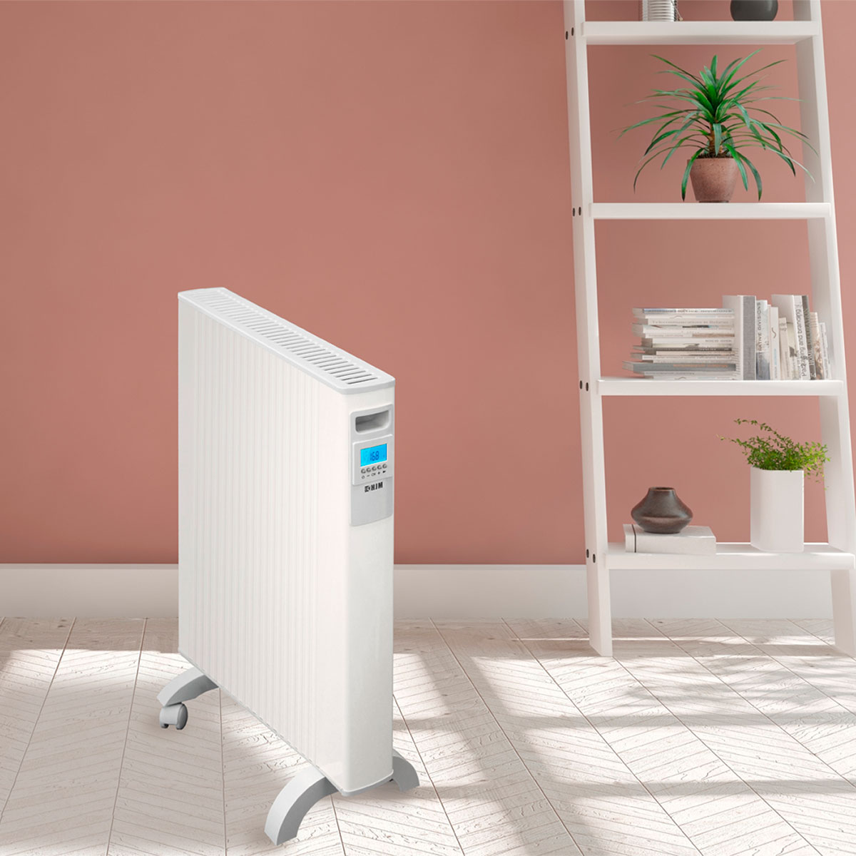 Calentador eléctrico blanco en un piso embaldosado, con una estantería con plantas y libros al fondo.