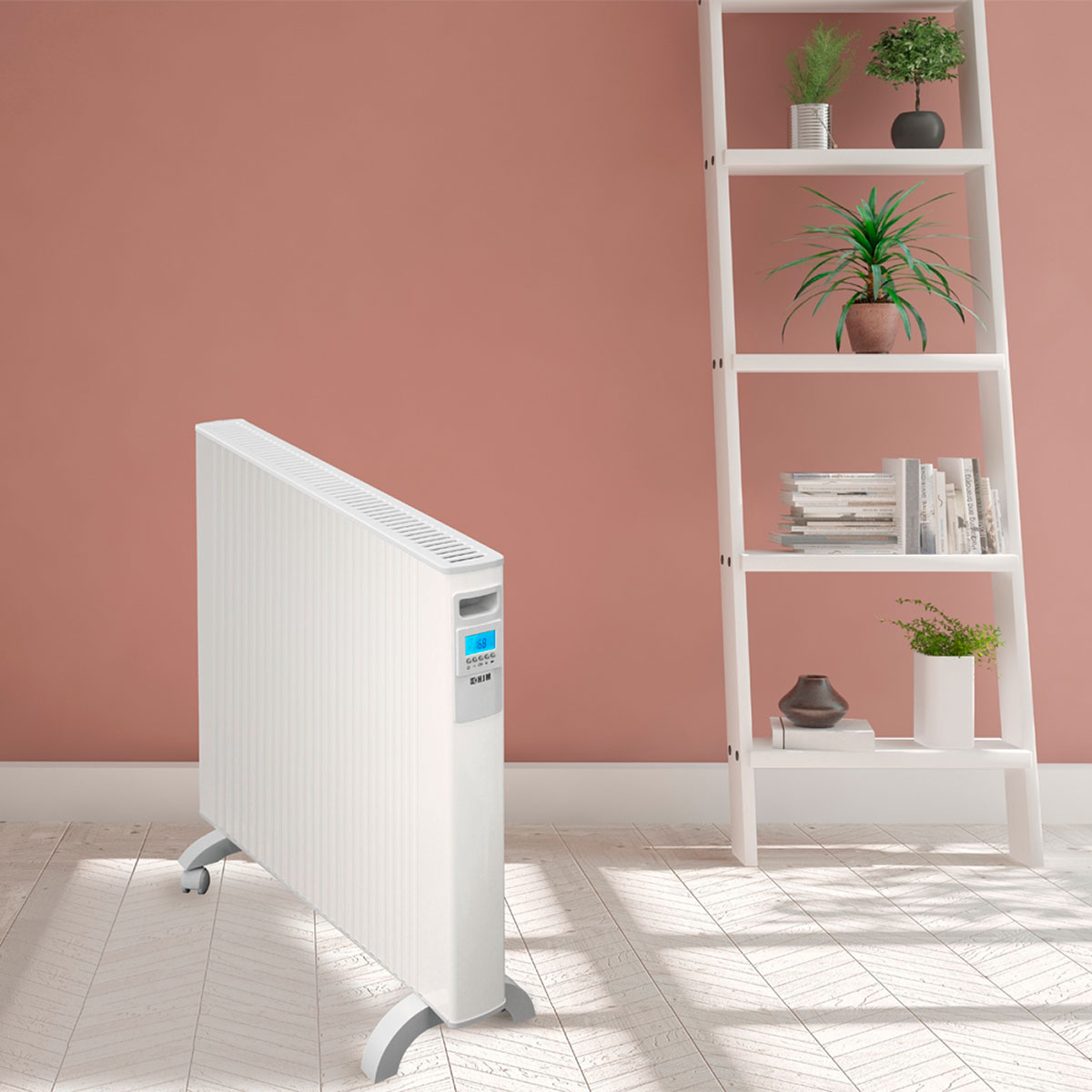 Calentador eléctrico blanco. Junto a él hay una estantería de escalera blanca con plantas y libros.