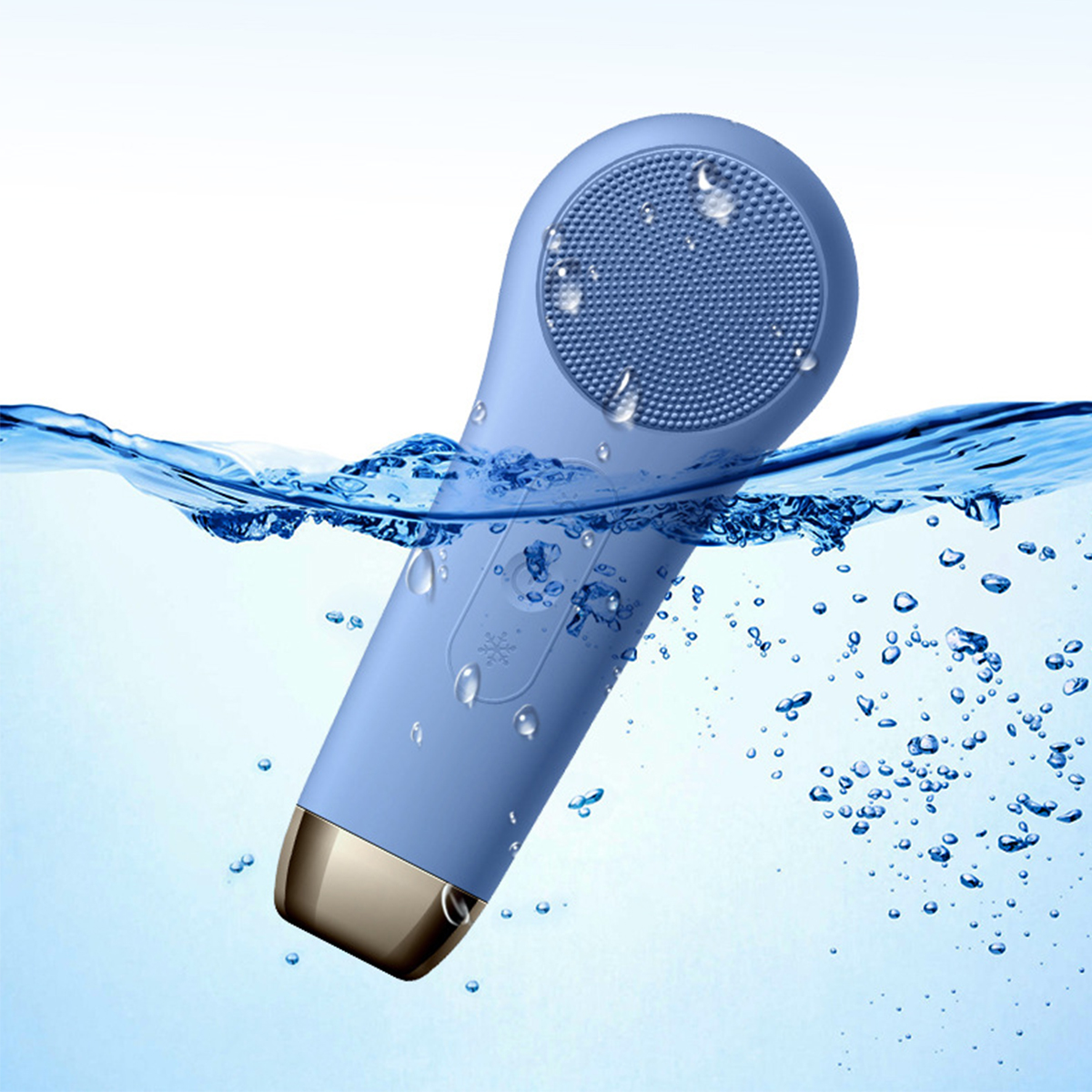 Blaue Gesichtsreinigungsbürste unter Wasser, Wassertropfen und Blasen sichtbar.