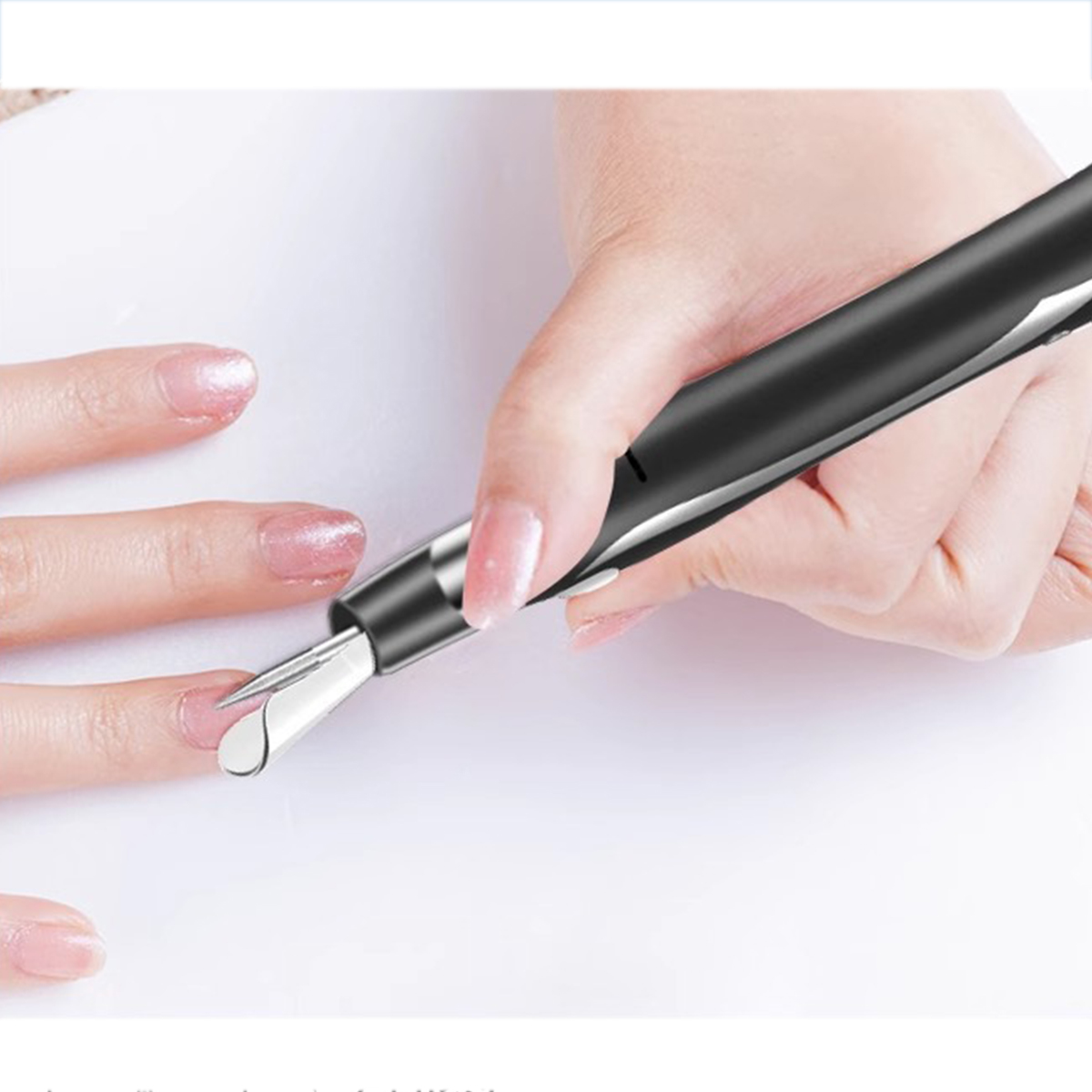 Eine Hand, die ein Nagelpflege-Werkzeug zum Trimmen eines Fingernagels benutzt. Das Werkzeug ist schwarz und silber.