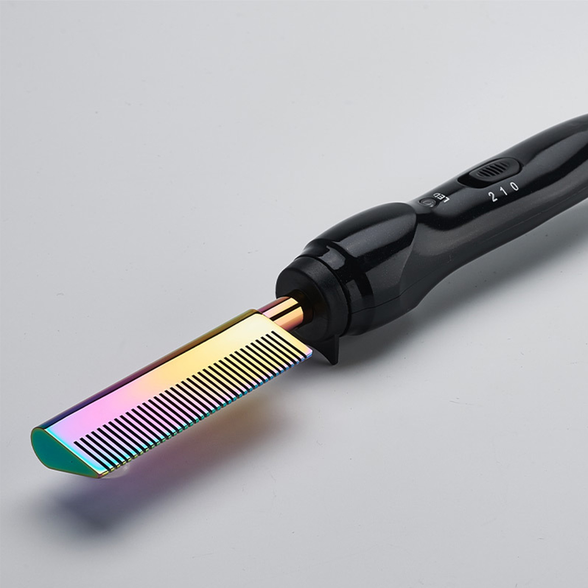 Haarglättungskamm mit Regenbogenkamm und schwarzem Griff.