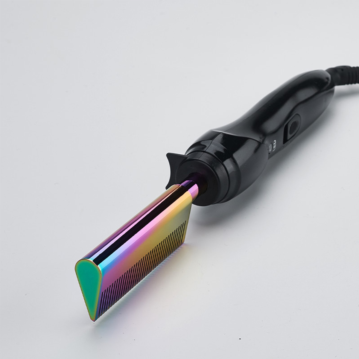 Schwarzer Haarglättungskamm mit einer regenbogenfarbenen Heizplatte. Er hat einen schwarzen Griff und ein Kabel.