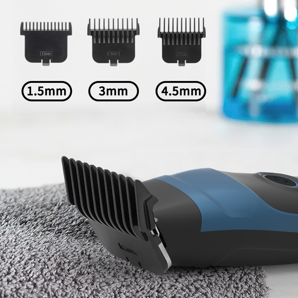 Ein Barttrimmer mit drei verschiedenen Kammaufsätzen. Die Zahlen 1,5 mm, 3 mm und 4,5 mm werden angezeigt.