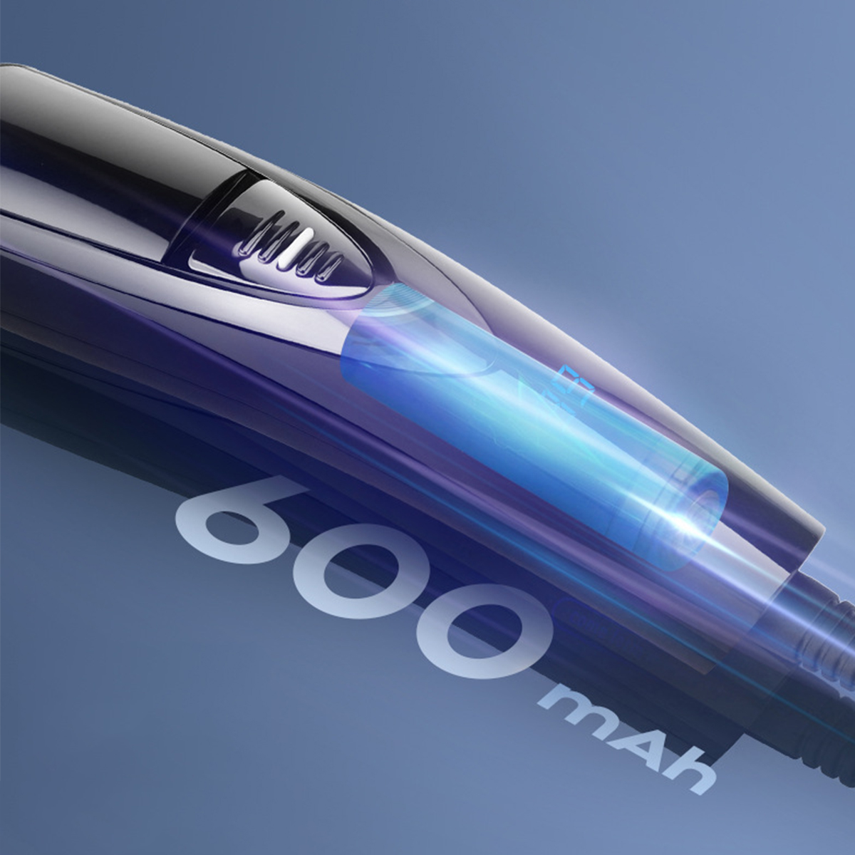 Nahaufnahme eines schwarzen elektronischen Geräts mit blau beleuchtetem Akku, beschriftet mit '600 mAh'.