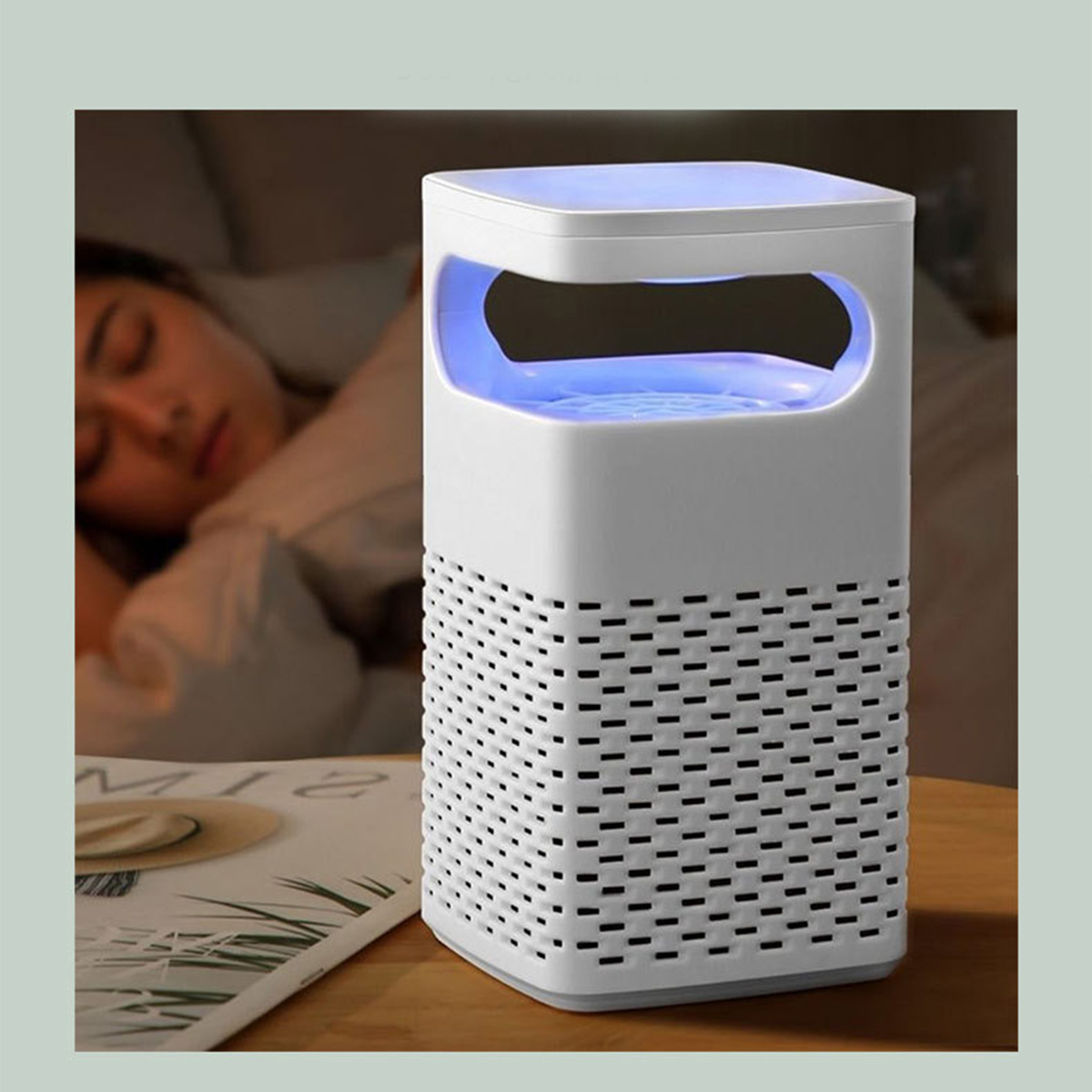 Weißer Insektenvernichter mit blauem Licht. Eine Person schläft im Hintergrund im Bett.