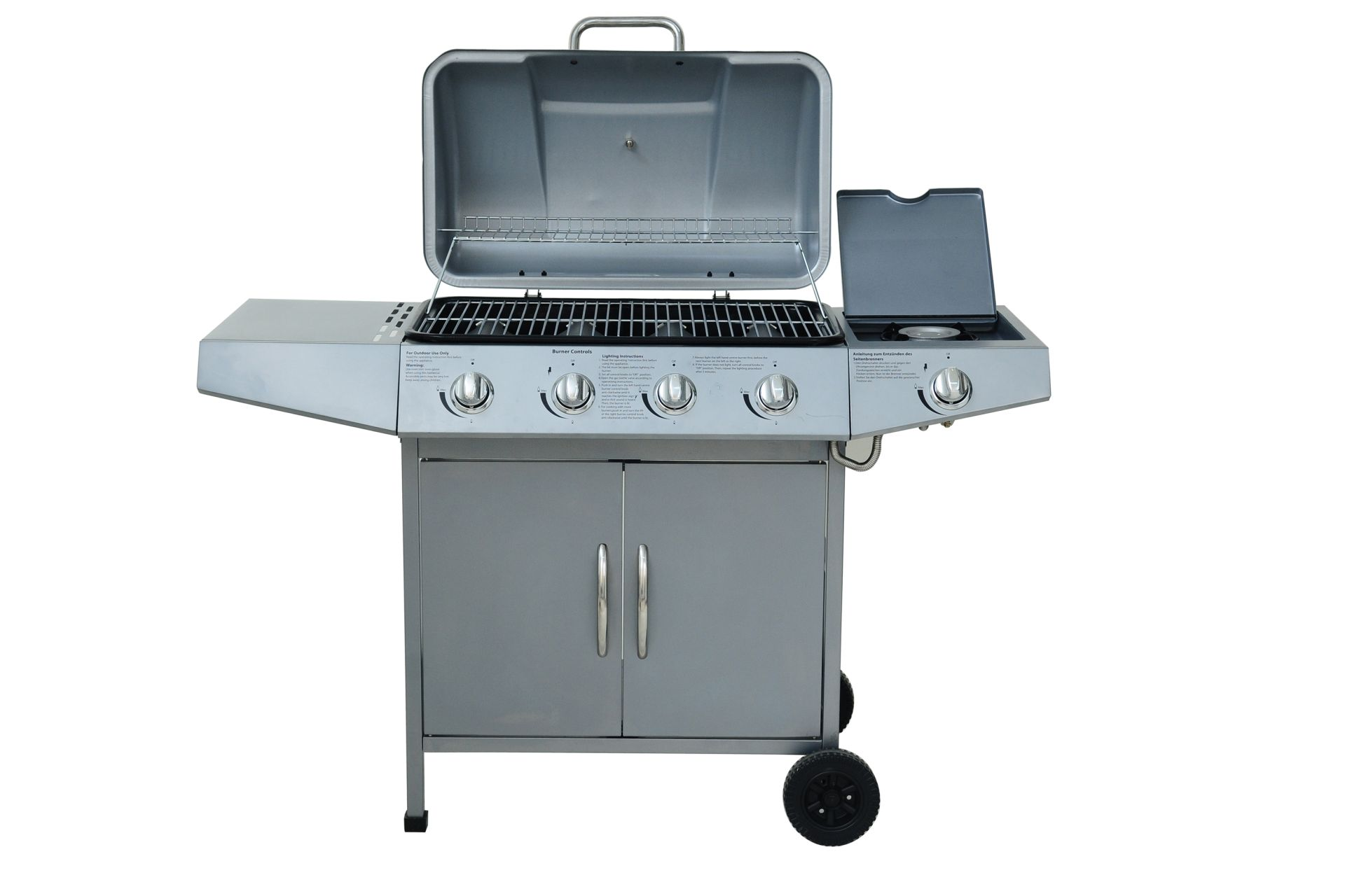 Silberner Grill mit offenem Deckel. Knöpfe, Seitenbrenner und Türen sind sichtbar.