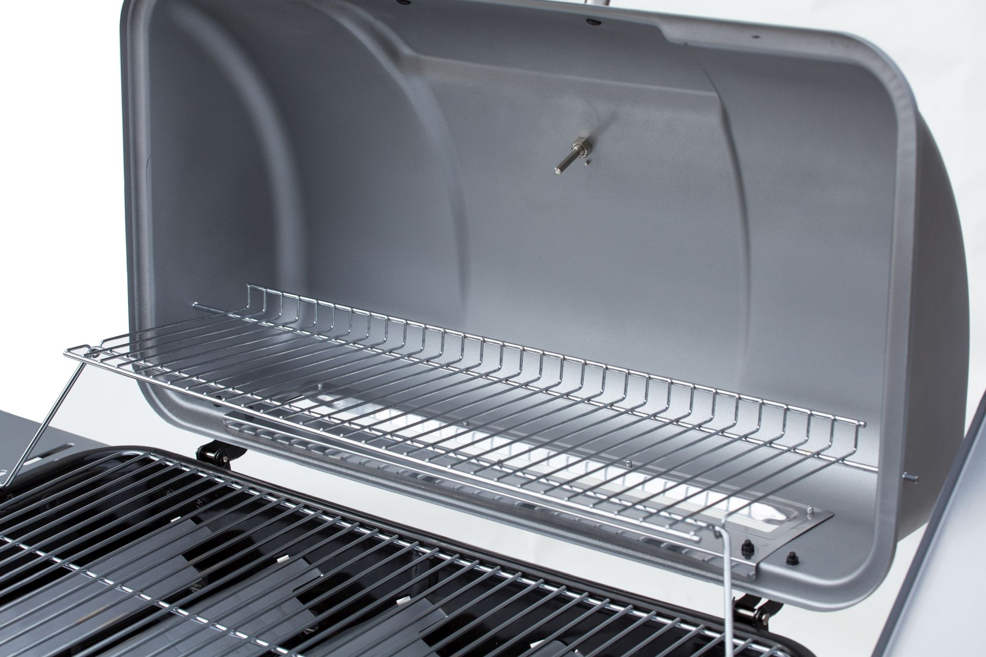 Offener Grill, Draufsicht. Graue Farbe, mit Grillrost und Innendetails. Weiß.