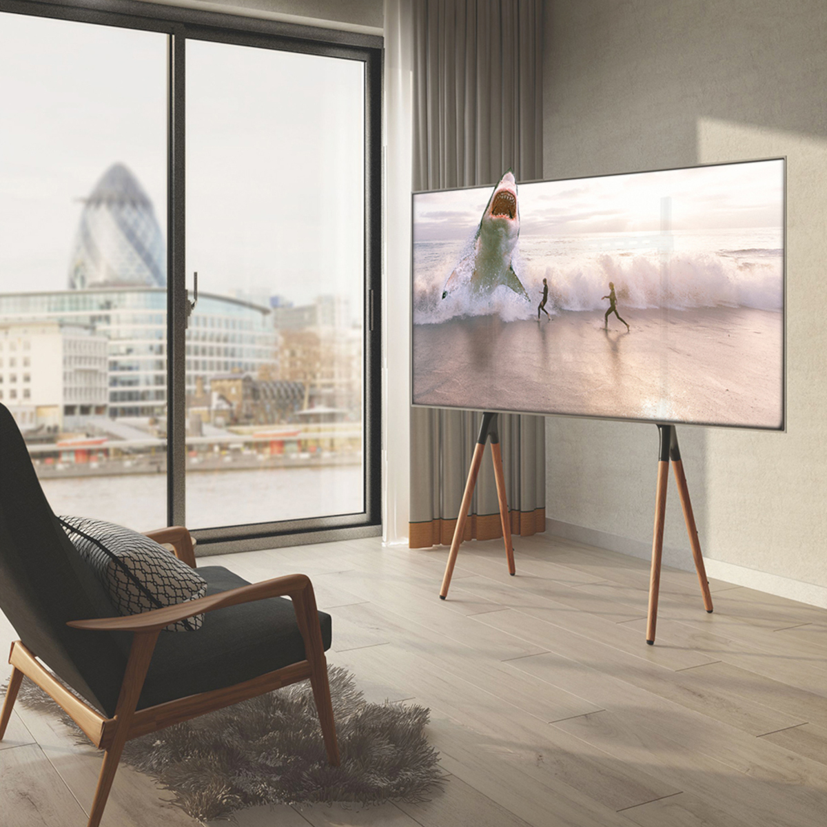 Ein großer Fernseher auf einem Holzständer, der eine Strandszene mit einem aus dem Wasser springenden Hai zeigt.