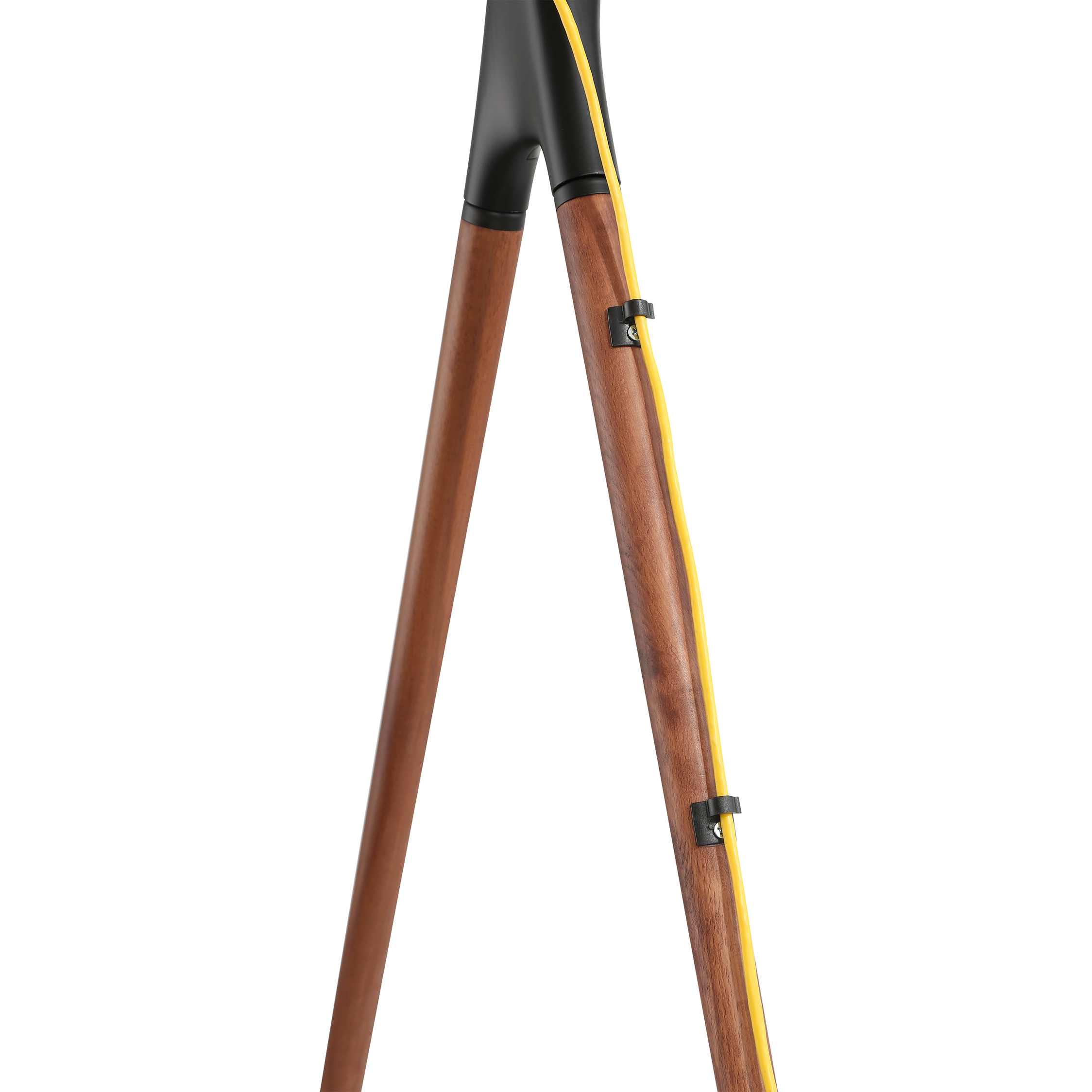 Holzstativ-Lampenbeine mit gelbem Kabel, das an einem Bein entlangläuft, vor weißem Hintergrund.