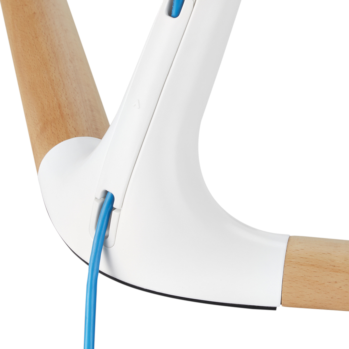 Schreibtischlampe aus Holz und Weiß. Blaues Kabel tritt aus dem Arm. Weißer Hintergrund.