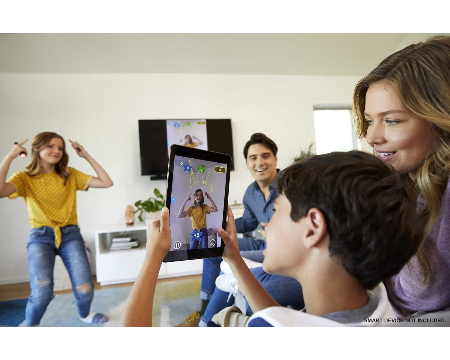 Eine Familie spielt ein Spiel auf einem Tablet, mit einem tanzenden Mädchen, einem Jungen mit Tablet und Eltern.