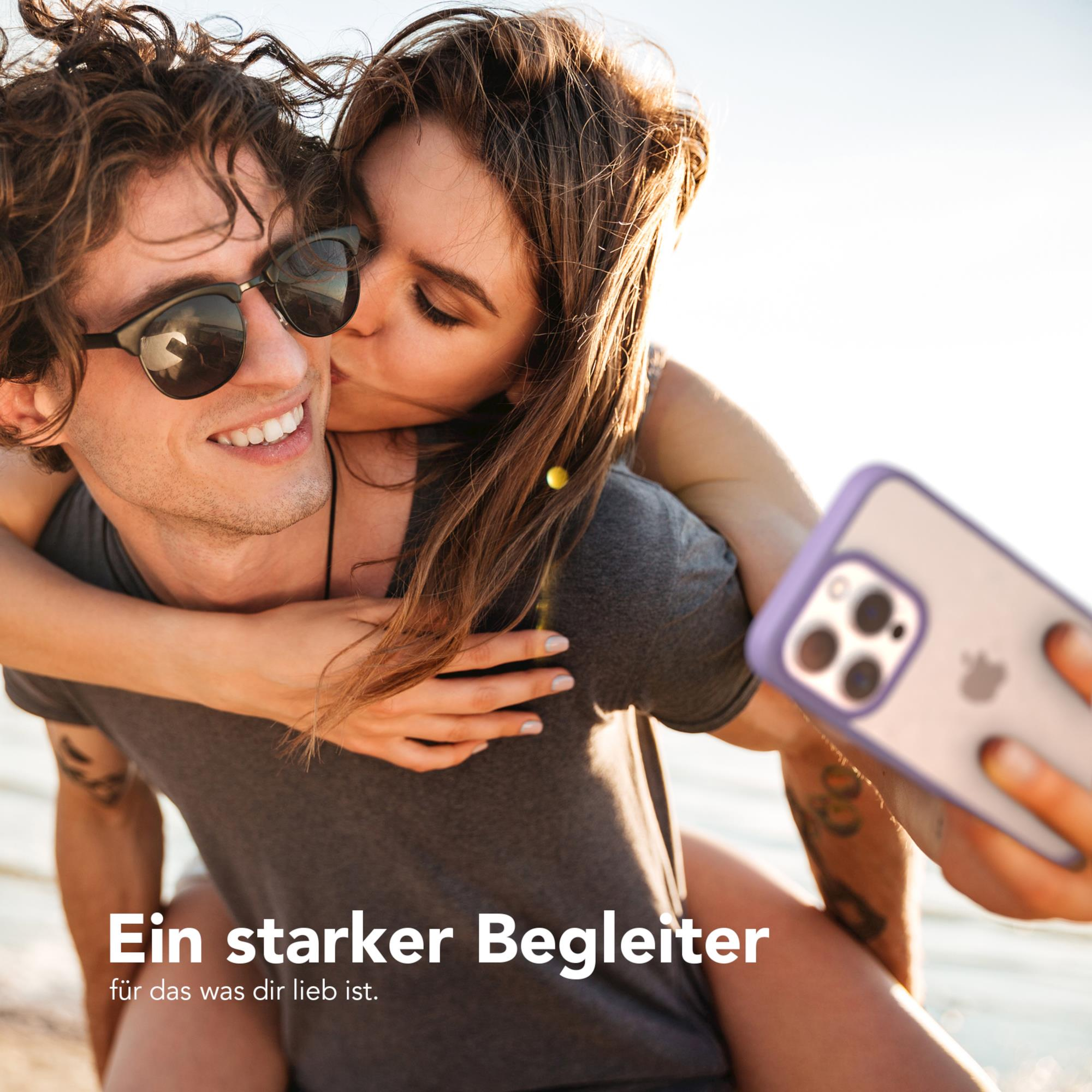 Ein Paar macht ein Selfie. Die Frau küsst den Mann auf die Wange. Sie lächeln mit Sonnenbrille.
