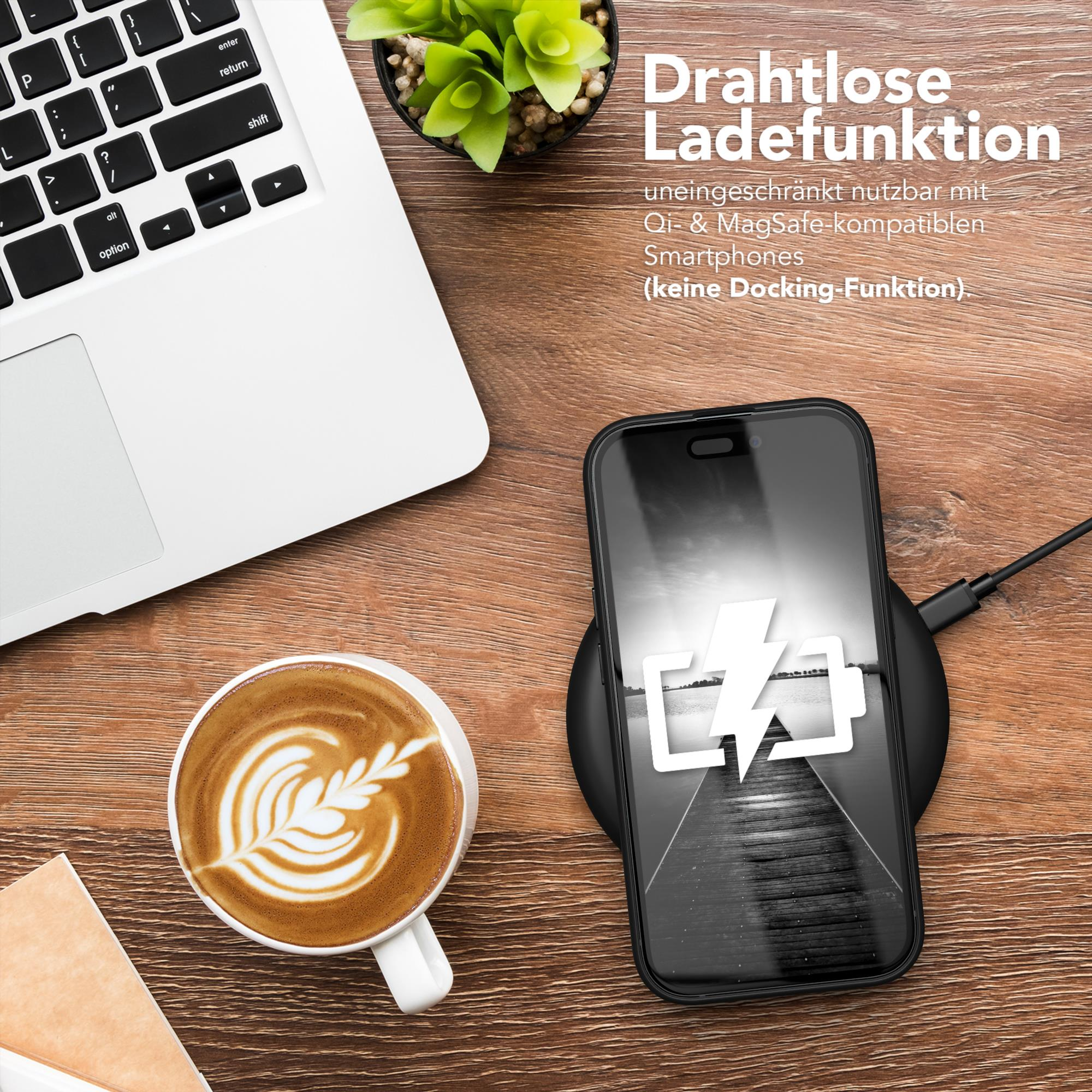 Telefon auf Ladepad neben Kaffee und Laptop, auf einer Holzoberfläche.