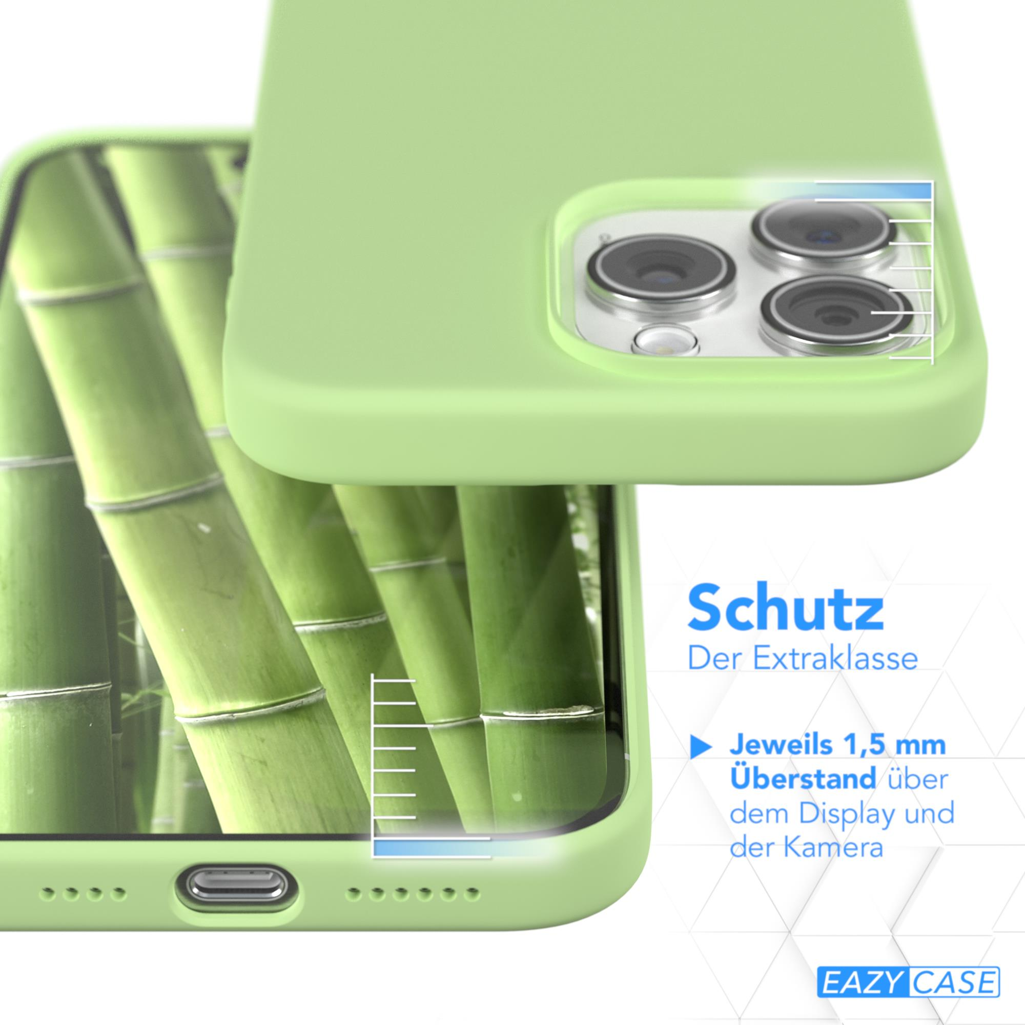 Grüne Handyhülle mit einem Telefon darin. Grüner Bambushintergrund. Nahaufnahme.