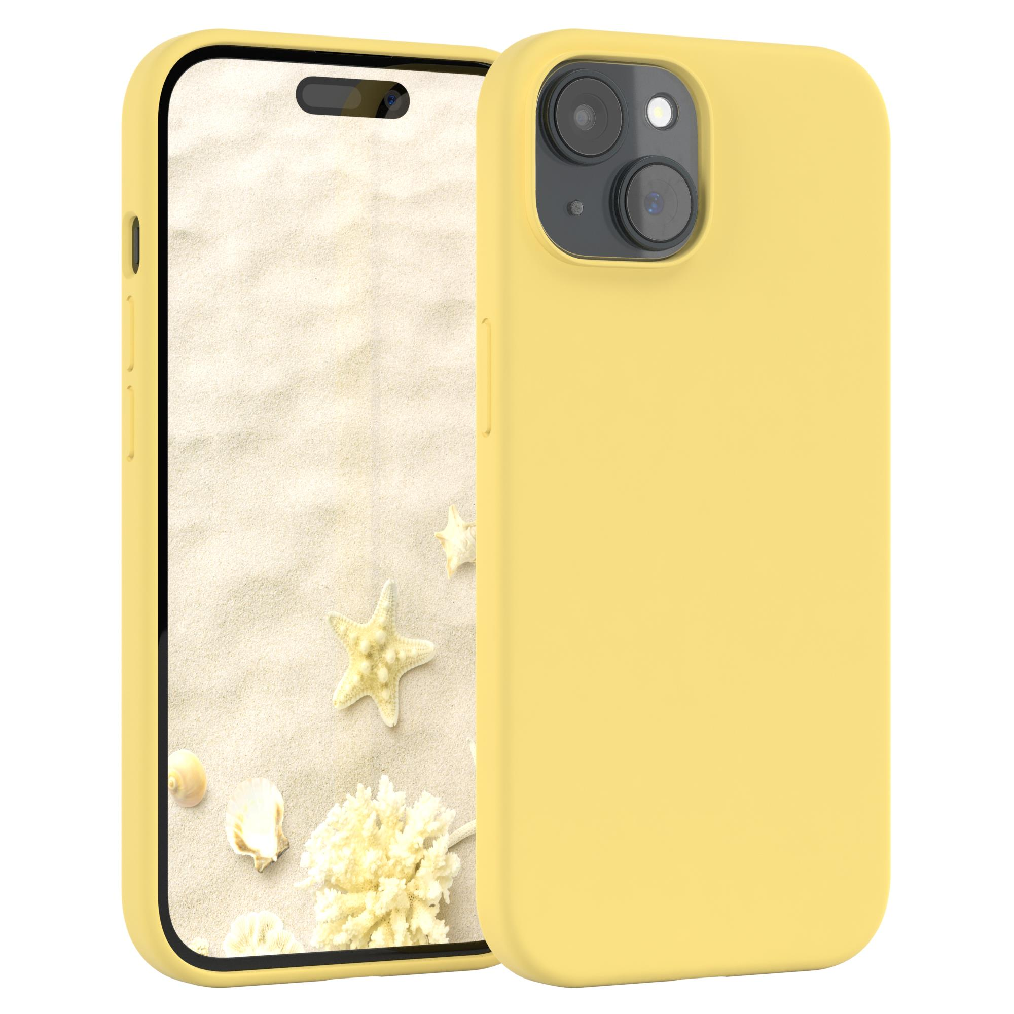 Gelbes Telefon in gelber Hülle. Das Telefon liegt auf Sand mit Muscheln und Seesternen.