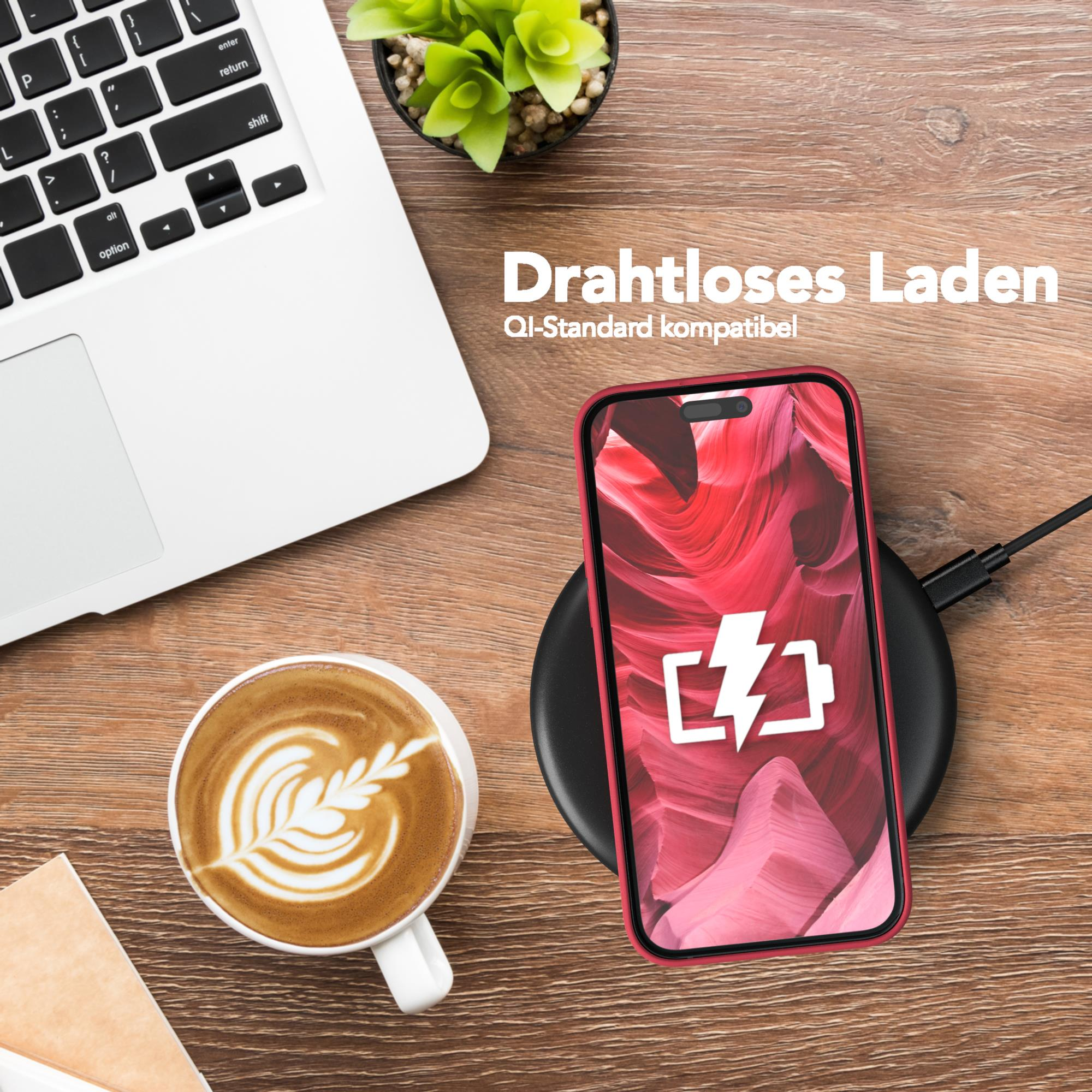 Ein Telefon, das auf einem kabellosen Ladegerät geladen wird. Ein Laptop und eine Tasse Kaffee sind im Hintergrund.