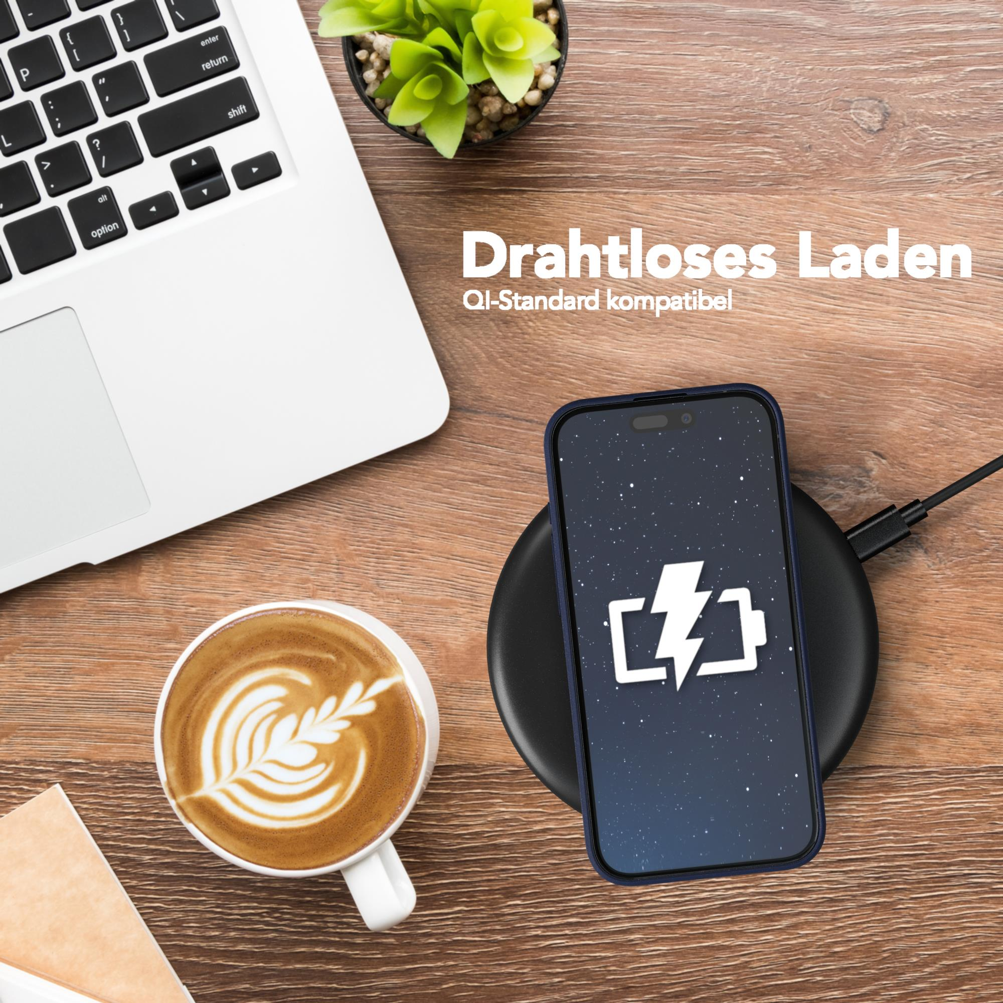 Telefon auf kabellosem Ladegerät, Ladesymbol auf dem Bildschirm, Kaffee und Laptop auf Holzschreibtisch.