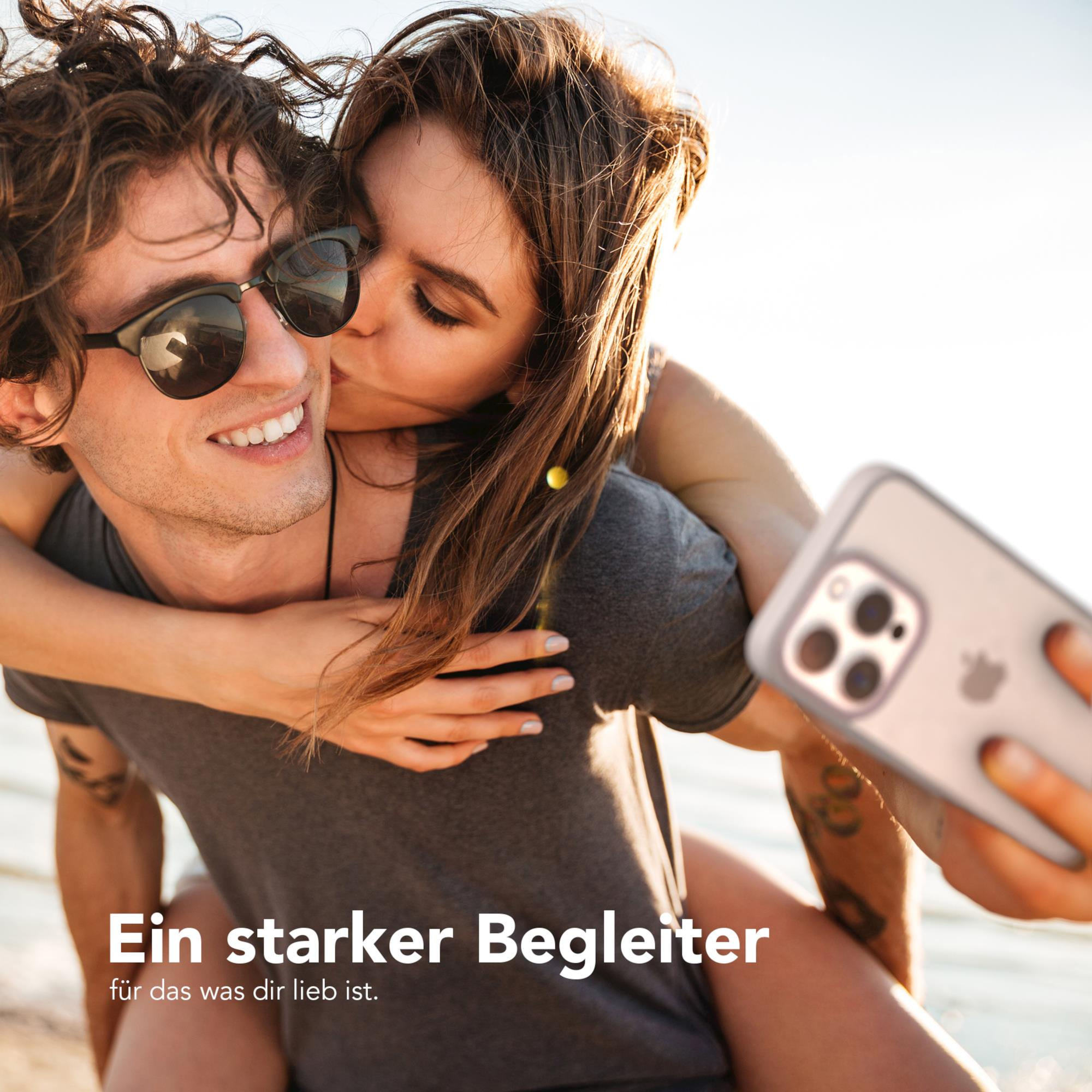 Ein Paar macht ein Selfie, die Frau küsst den Mann. Ein glücklicher und intimer Moment.